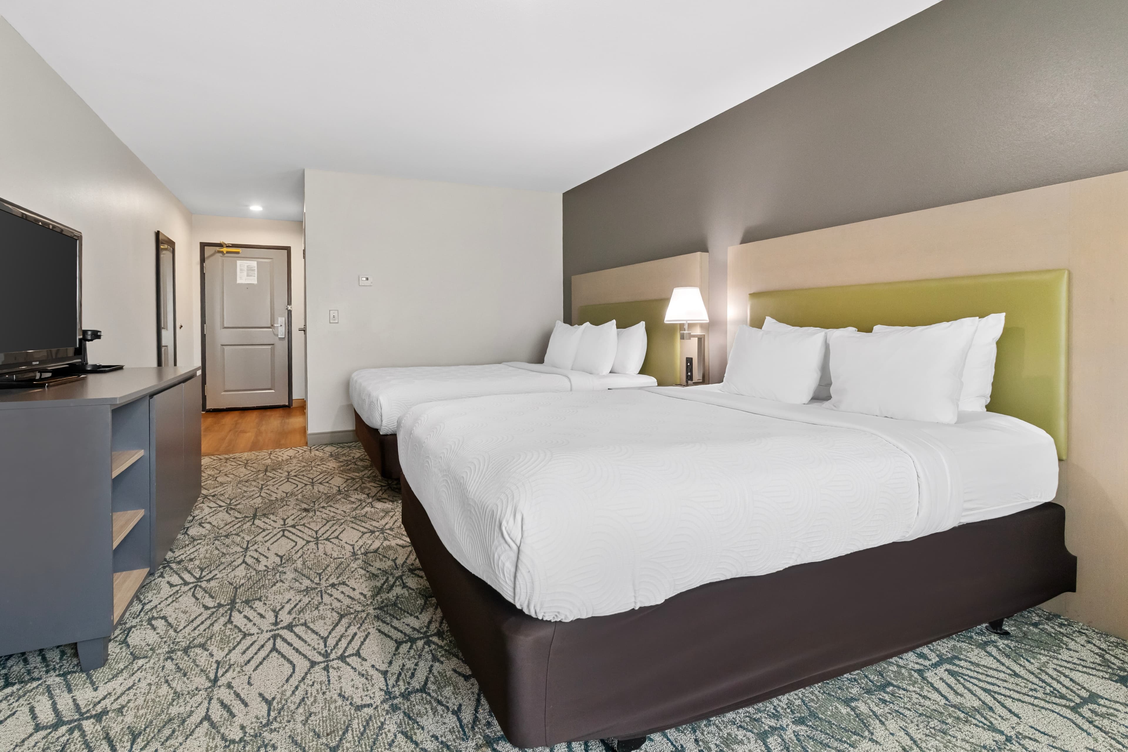 2 Queen Beds - Image 3