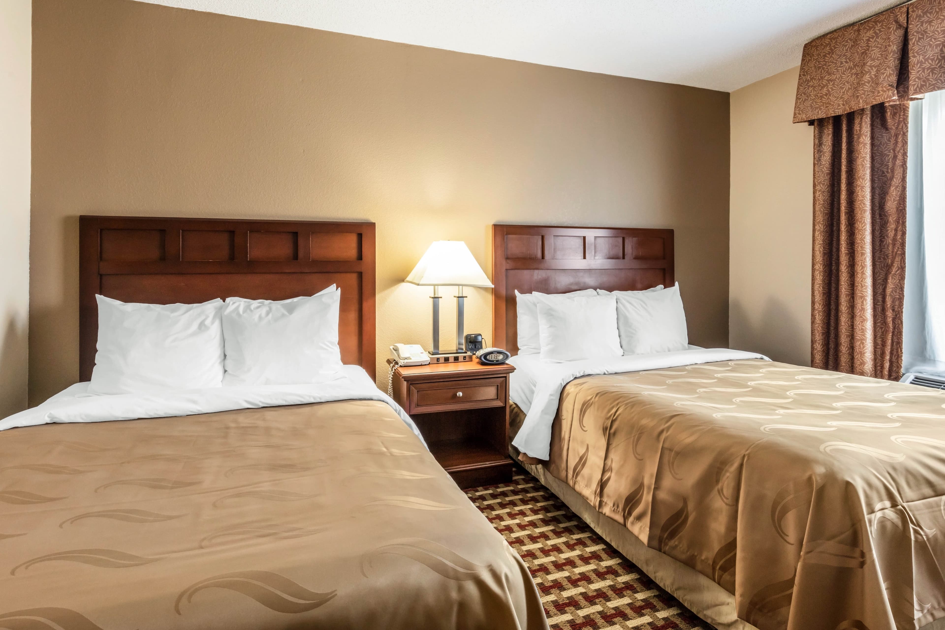 Quality Suites Paducah I-24 - Image 4