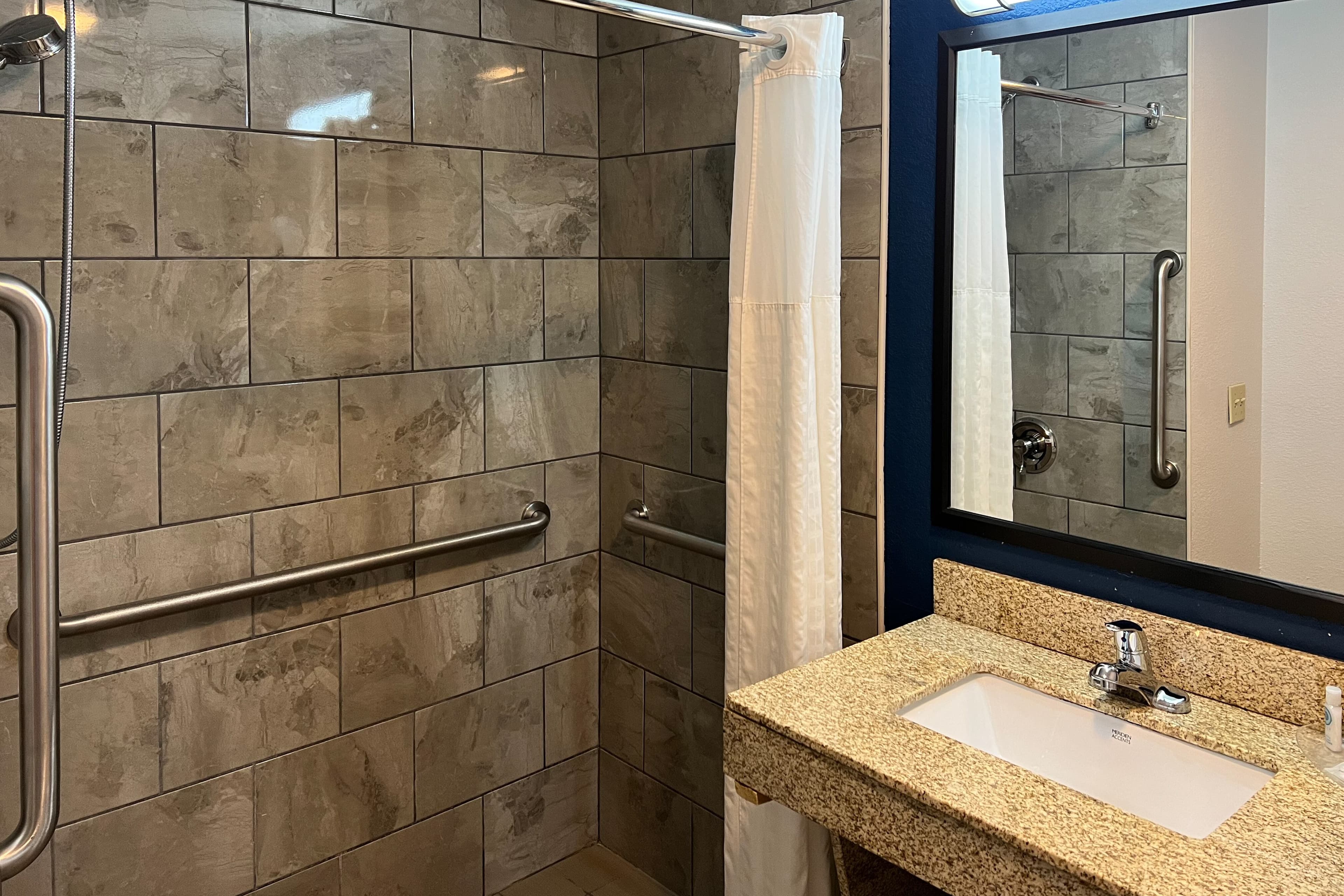 Comfort Suites Louisville East - Image 4