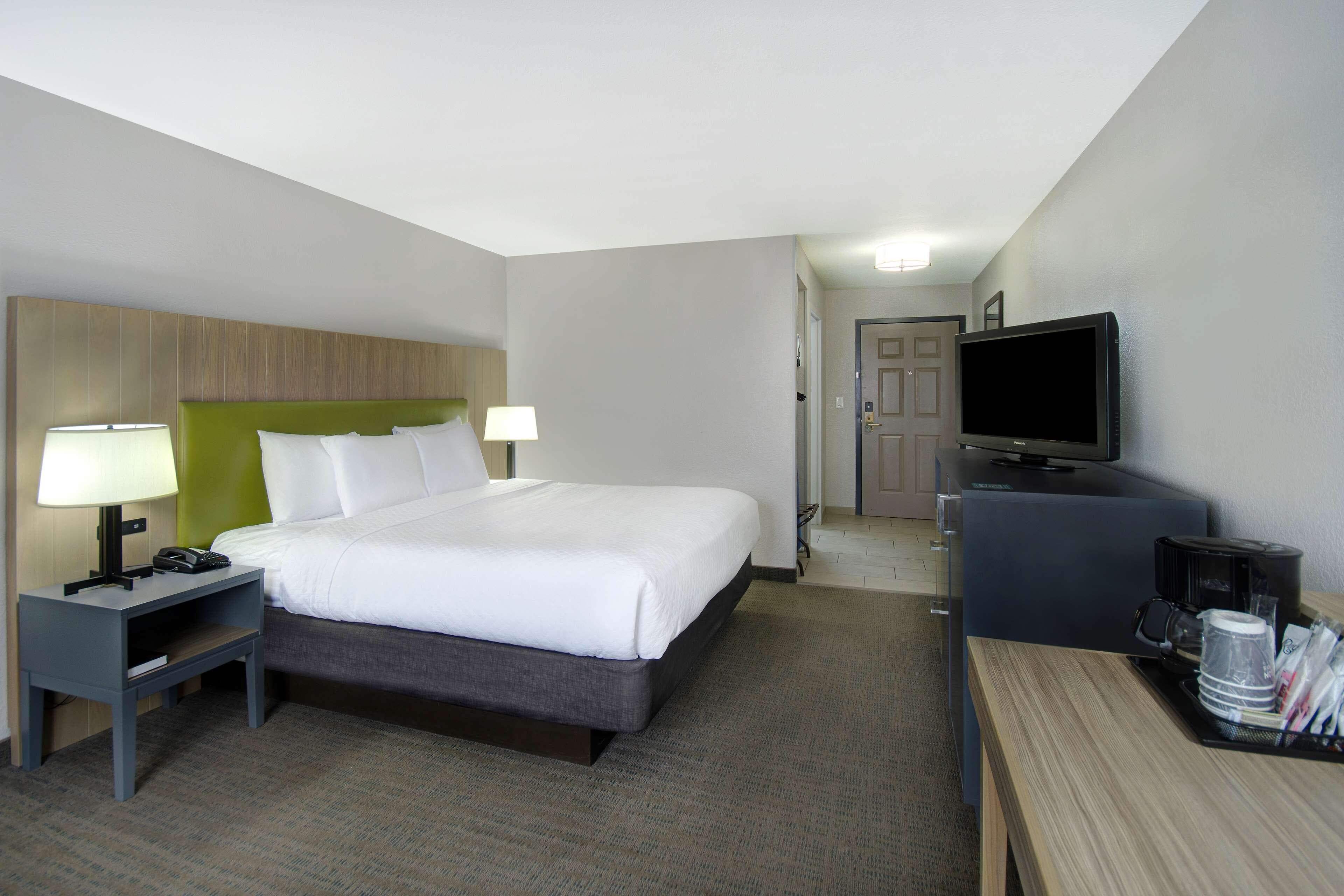 Country Inn & Suites by Radisson, Cincinnati Airport, KY - Image 2
