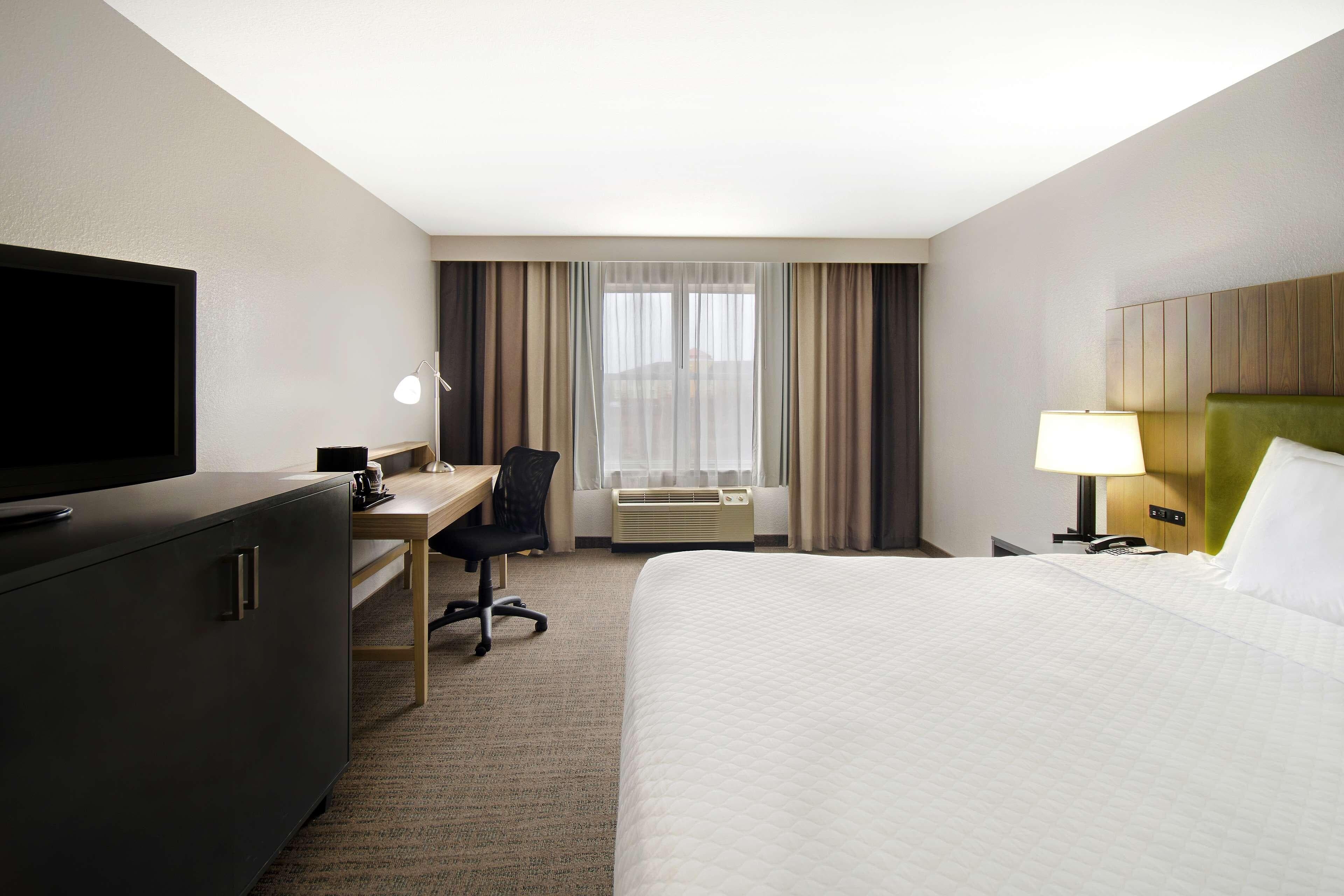 Country Inn & Suites by Radisson, Cincinnati Airport, KY - Image 3