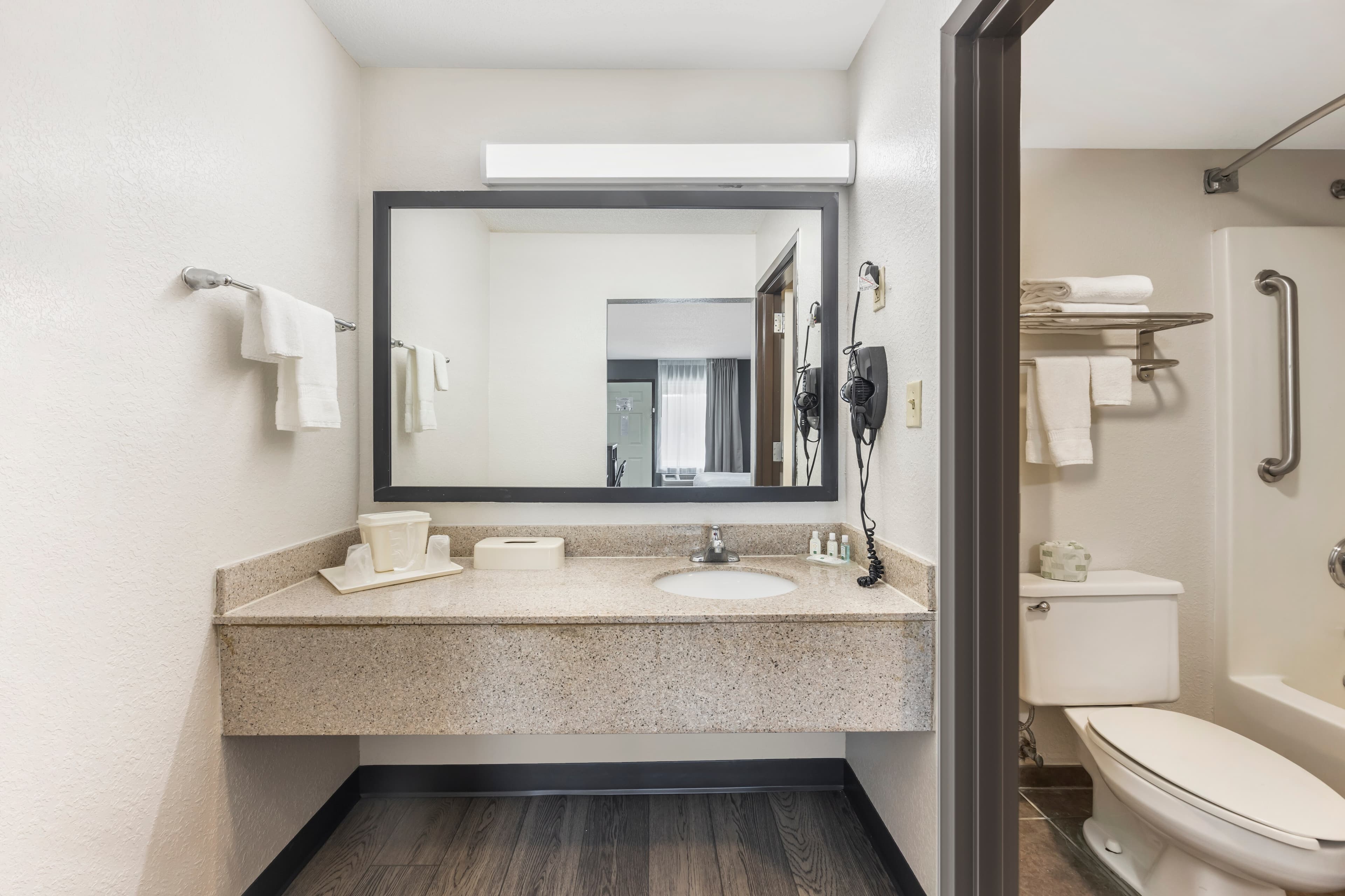 Quality Inn Glasgow - Image 5