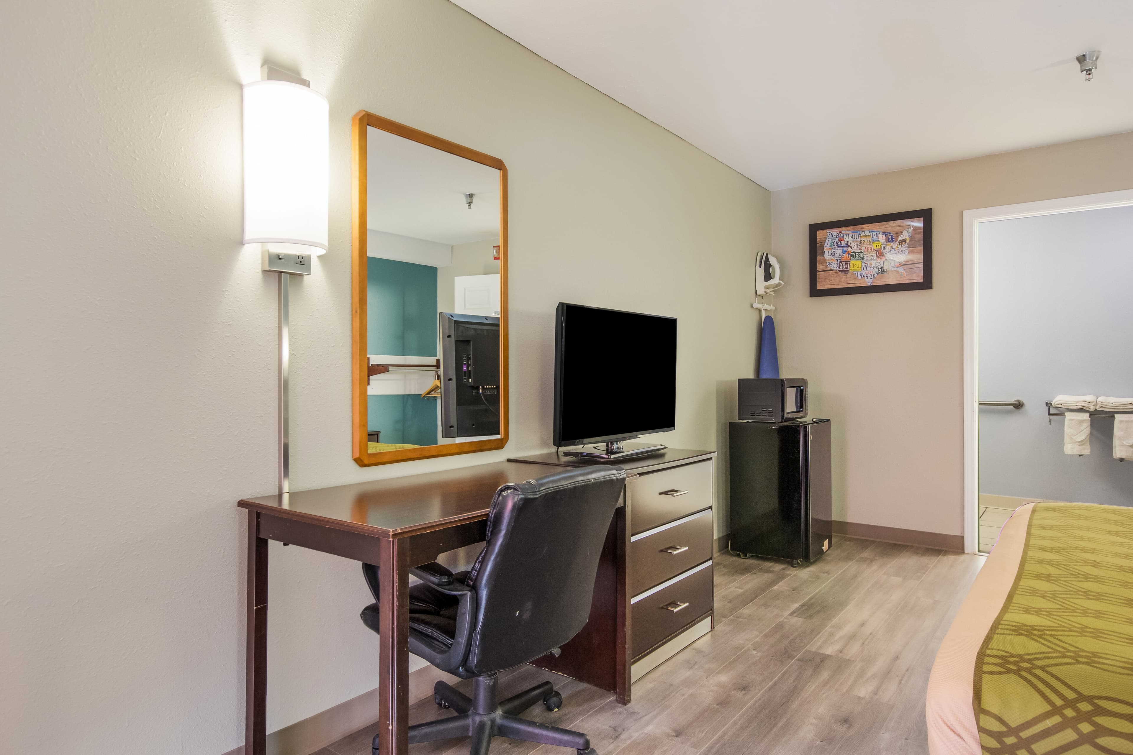 Econo Lodge Inn & Suites Brooks - Louisville South - Image 4