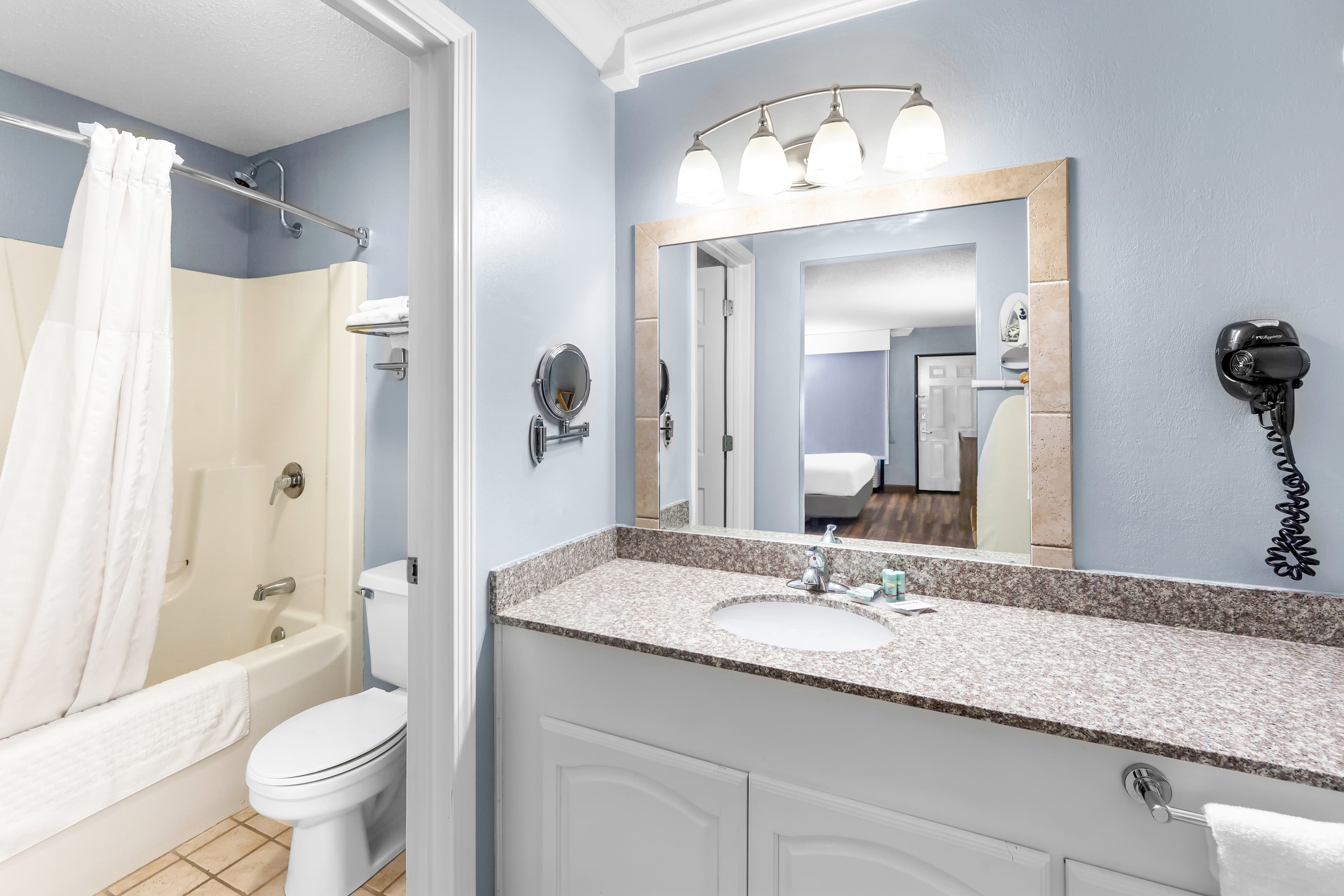 Quality Inn - Image 4