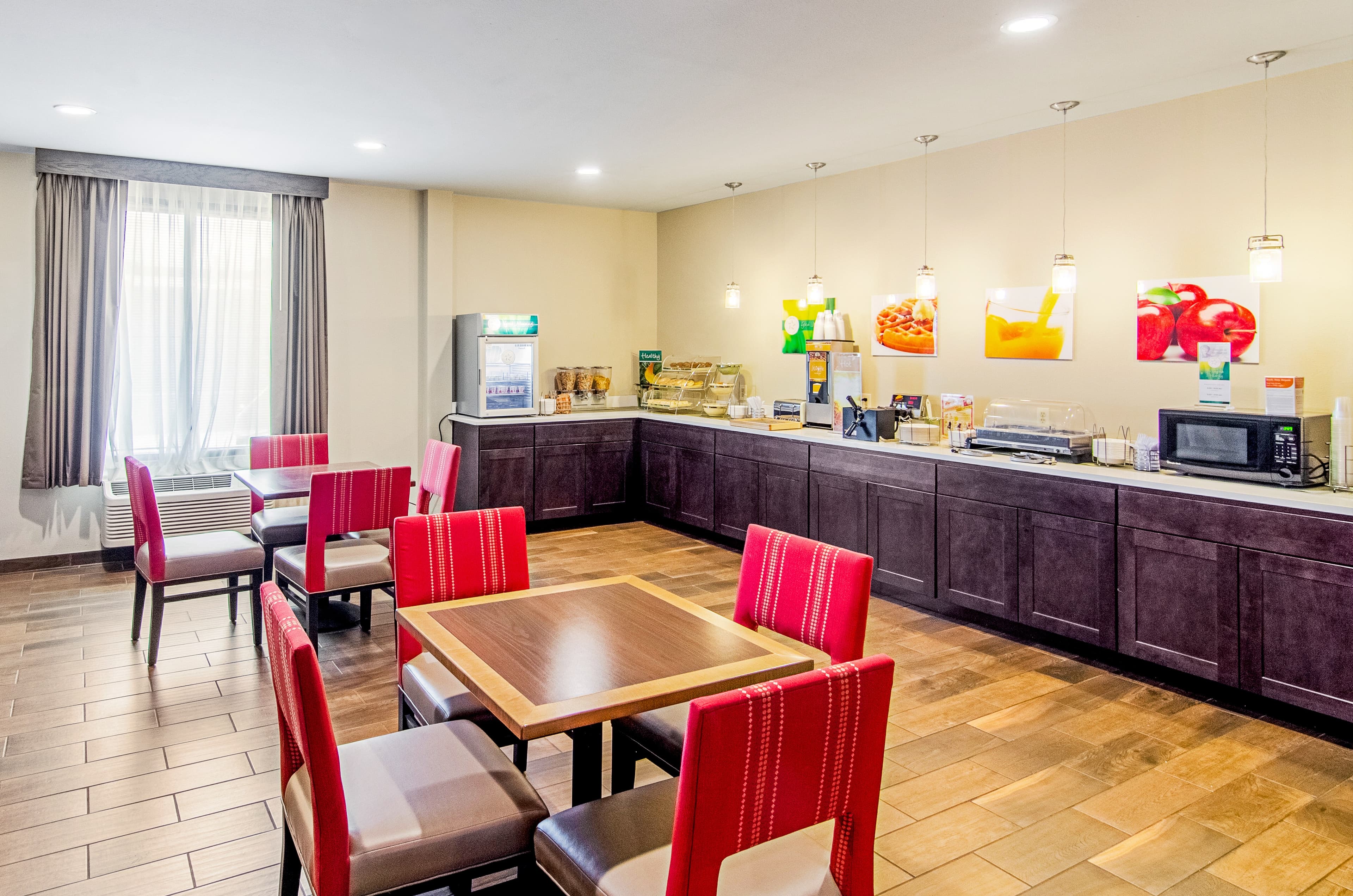 Quality Inn & Suites Near Tanger Outlet Mall - Image 1
