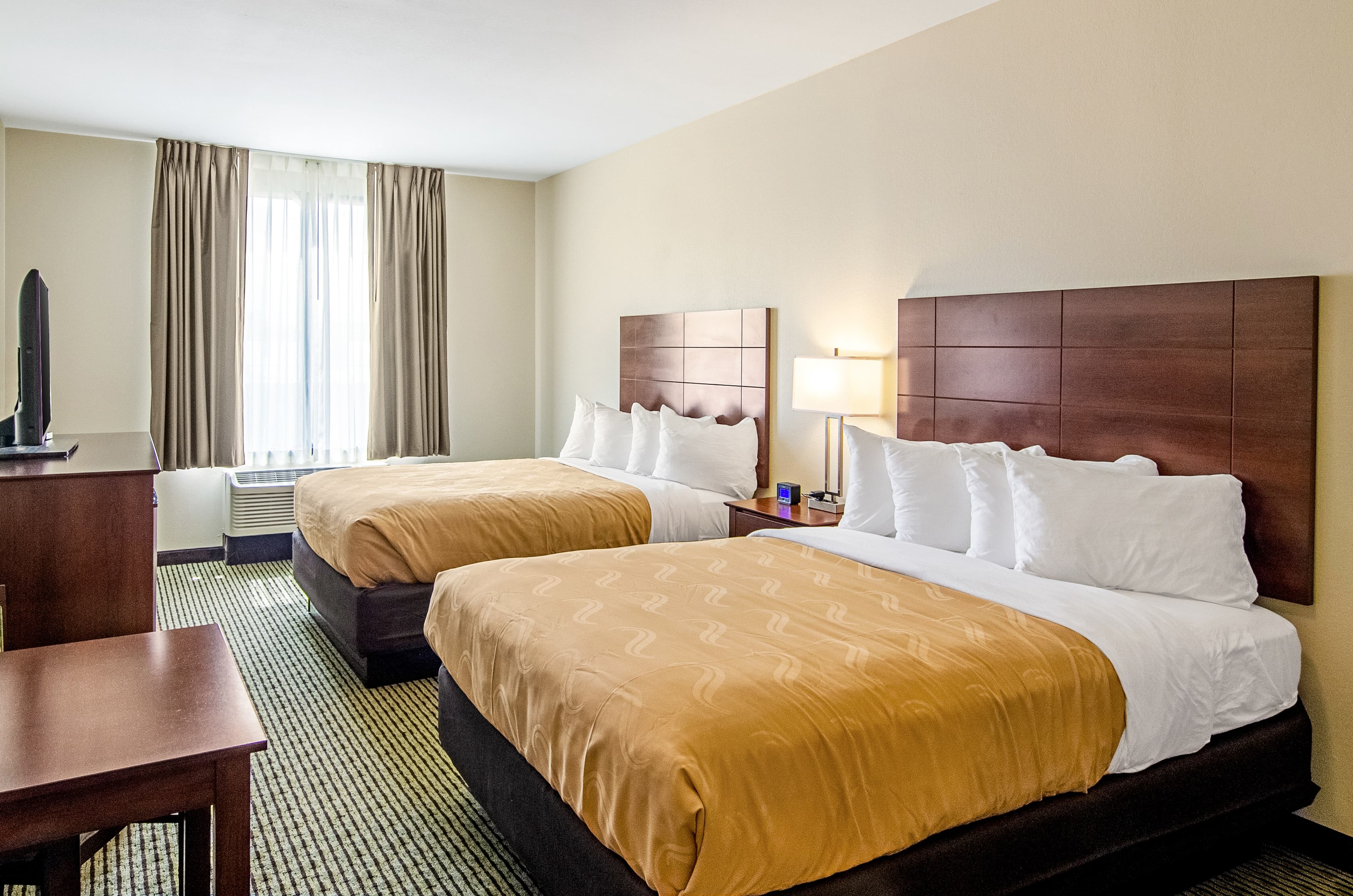 Quality Inn & Suites Near Tanger Outlet Mall - Image 3