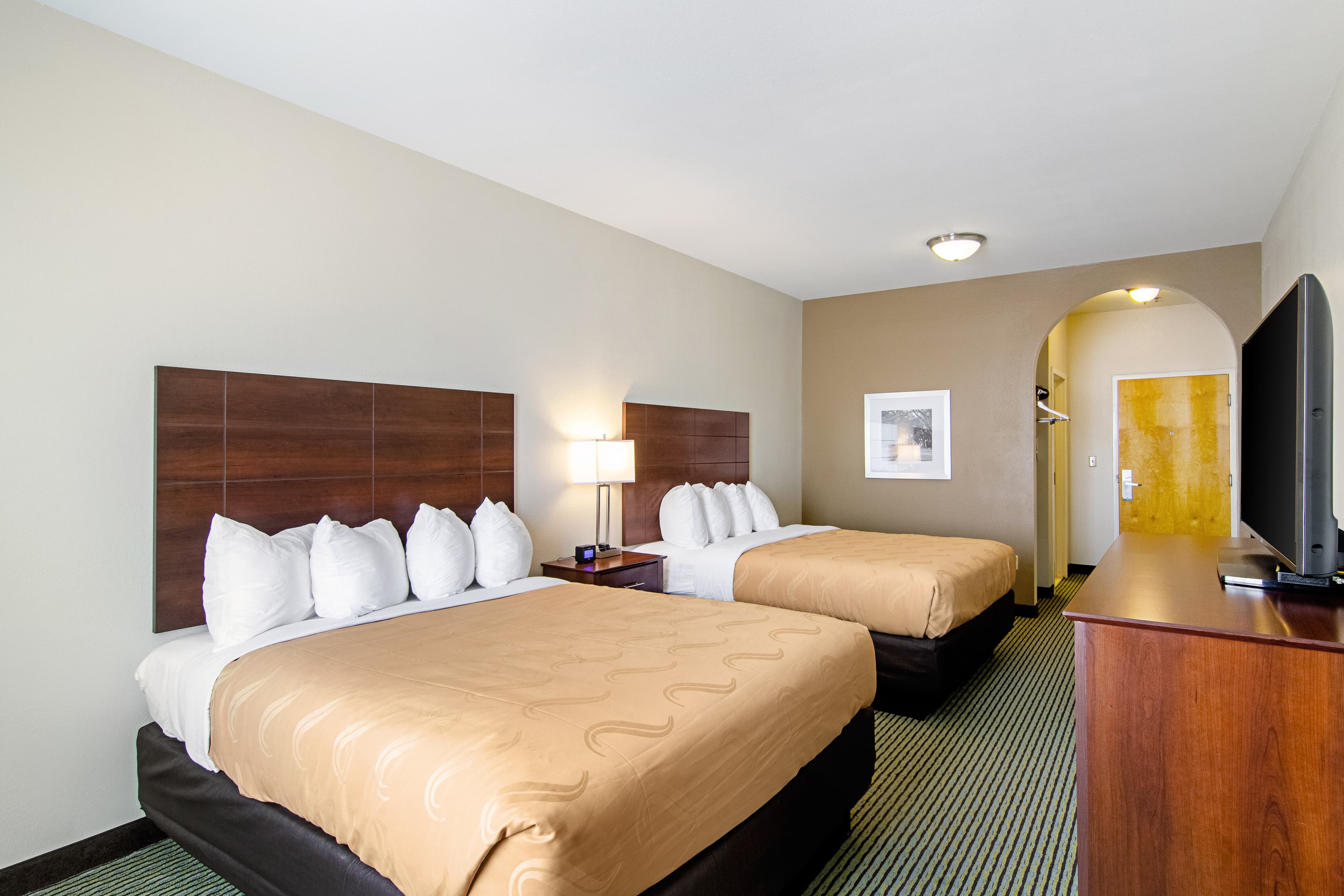 Quality Inn & Suites Near Tanger Outlet Mall - Image 5