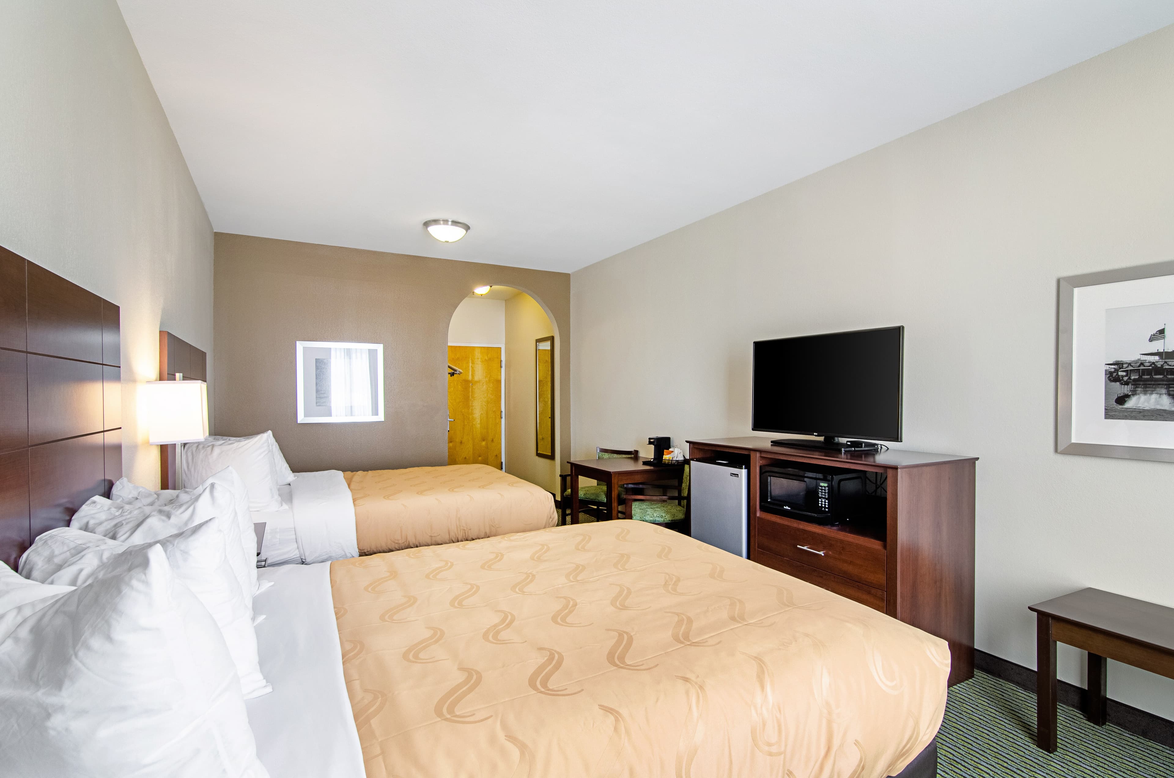 Quality Inn & Suites Near Tanger Outlet Mall — 6