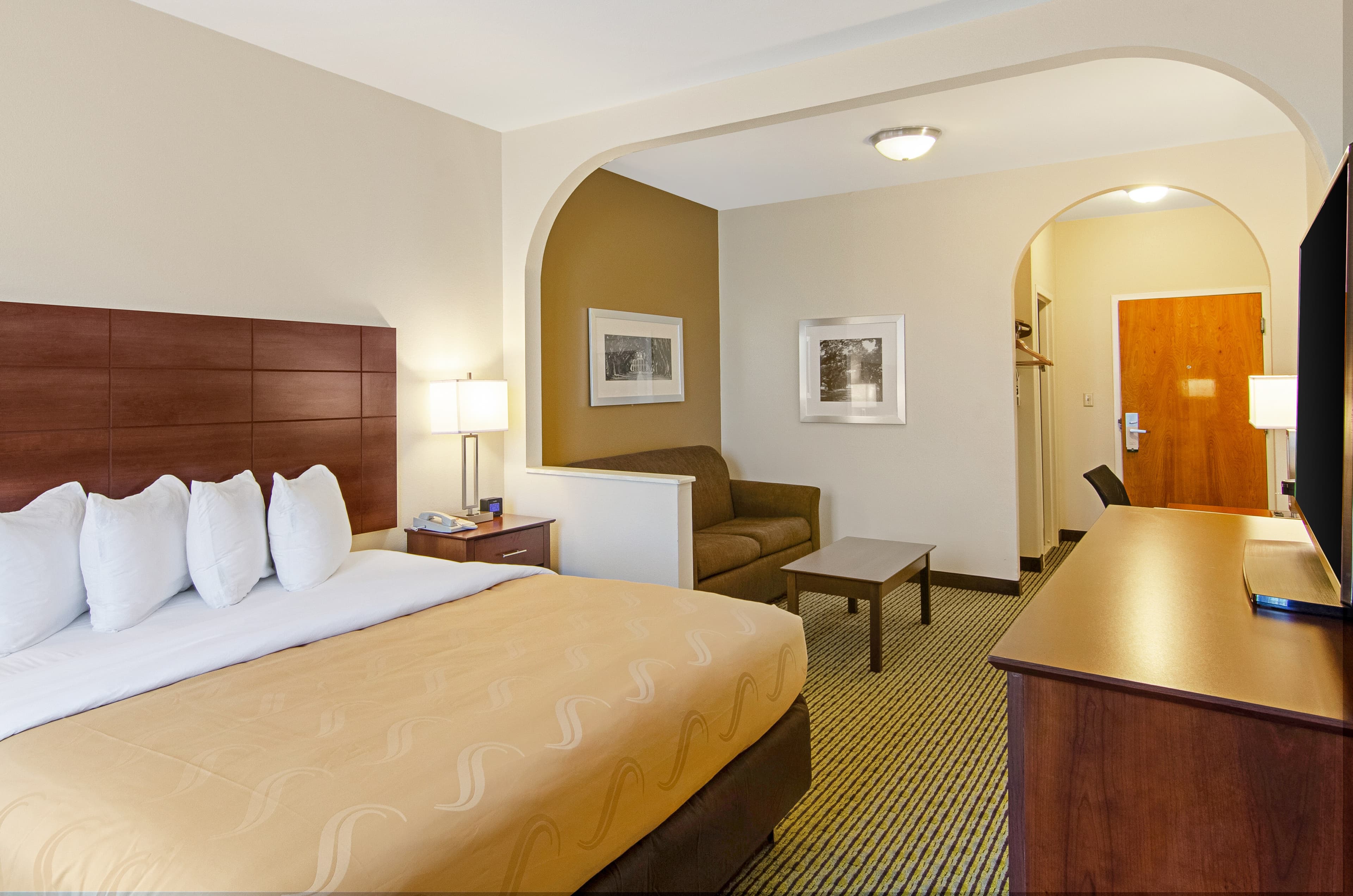 Quality Inn & Suites Near Tanger Outlet Mall - Image 2