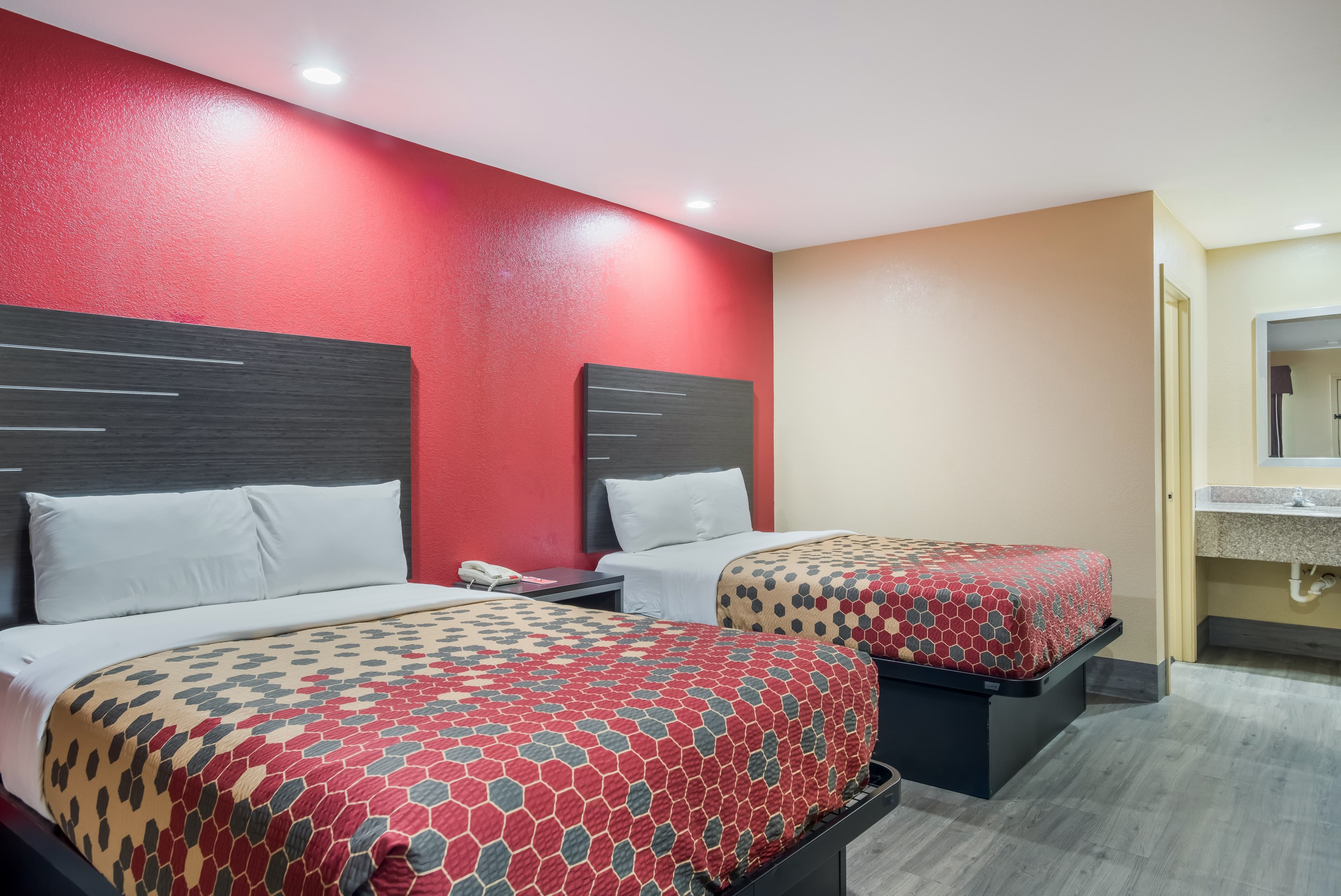 Econo Lodge Lake Charles University Area - Image 3