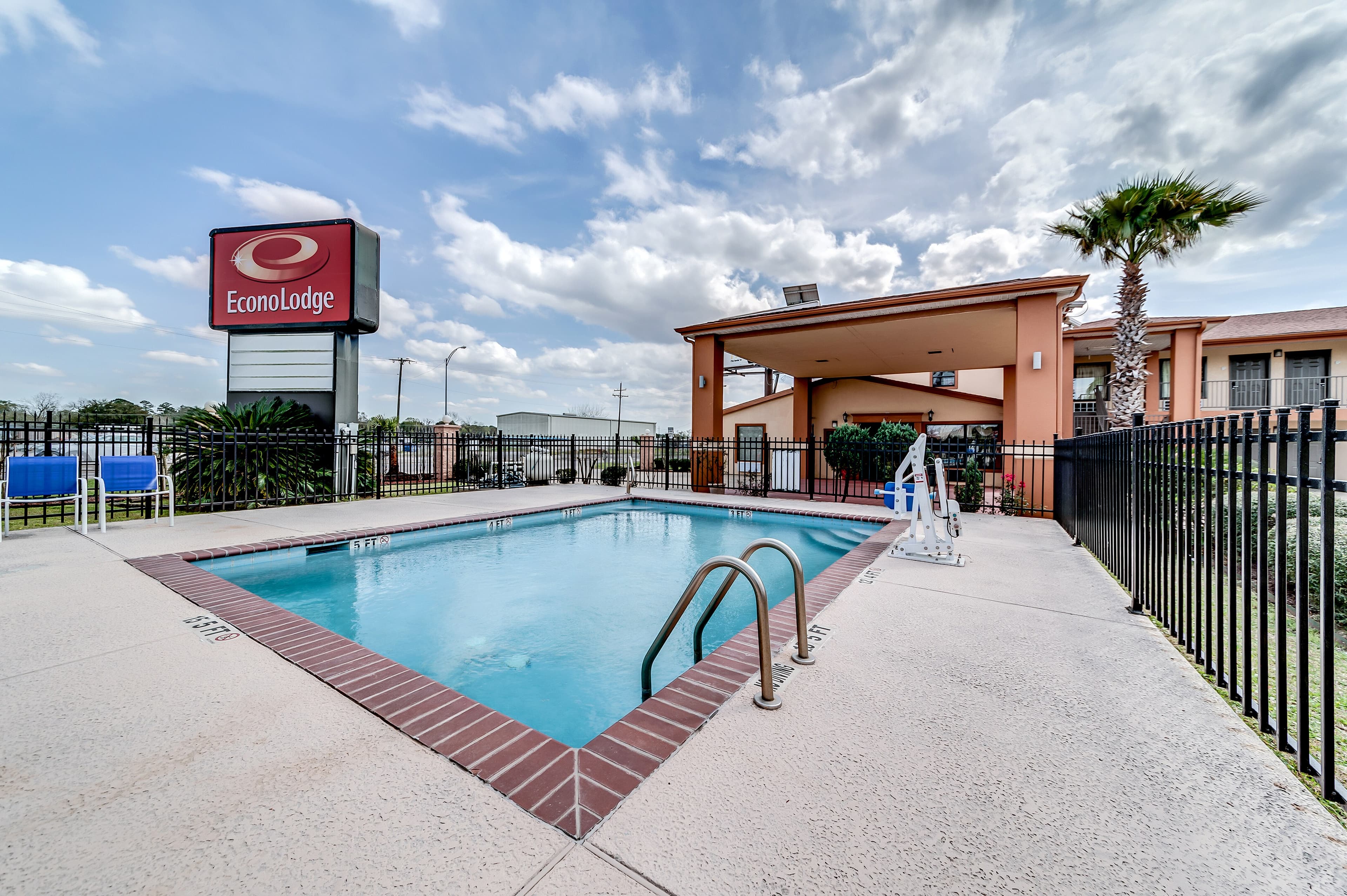 Econo Lodge Lake Charles University Area - Image 1