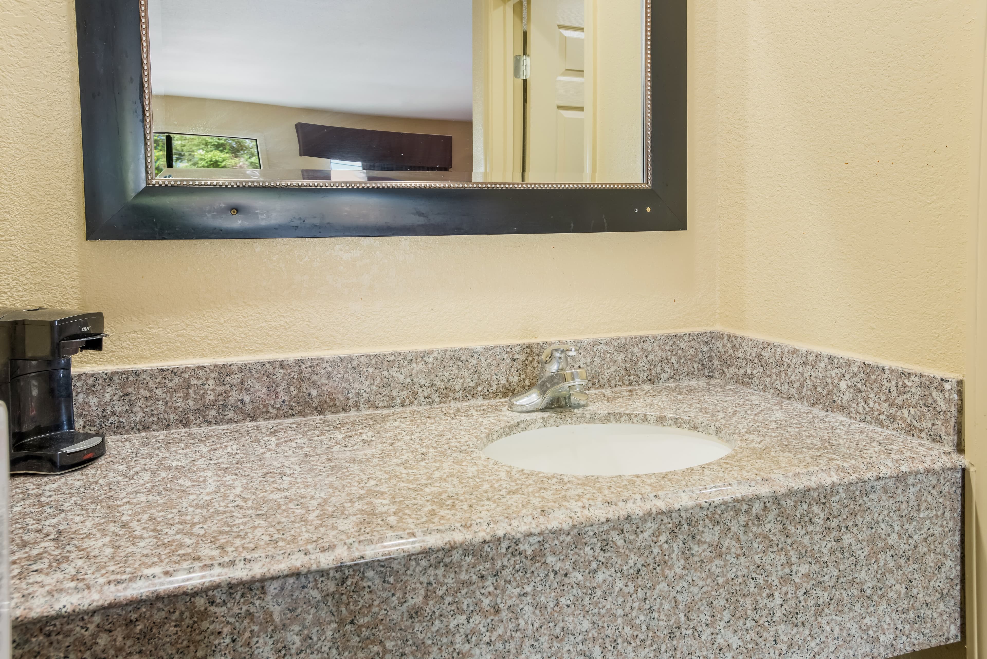 Econo Lodge Lake Charles University Area - Image 4