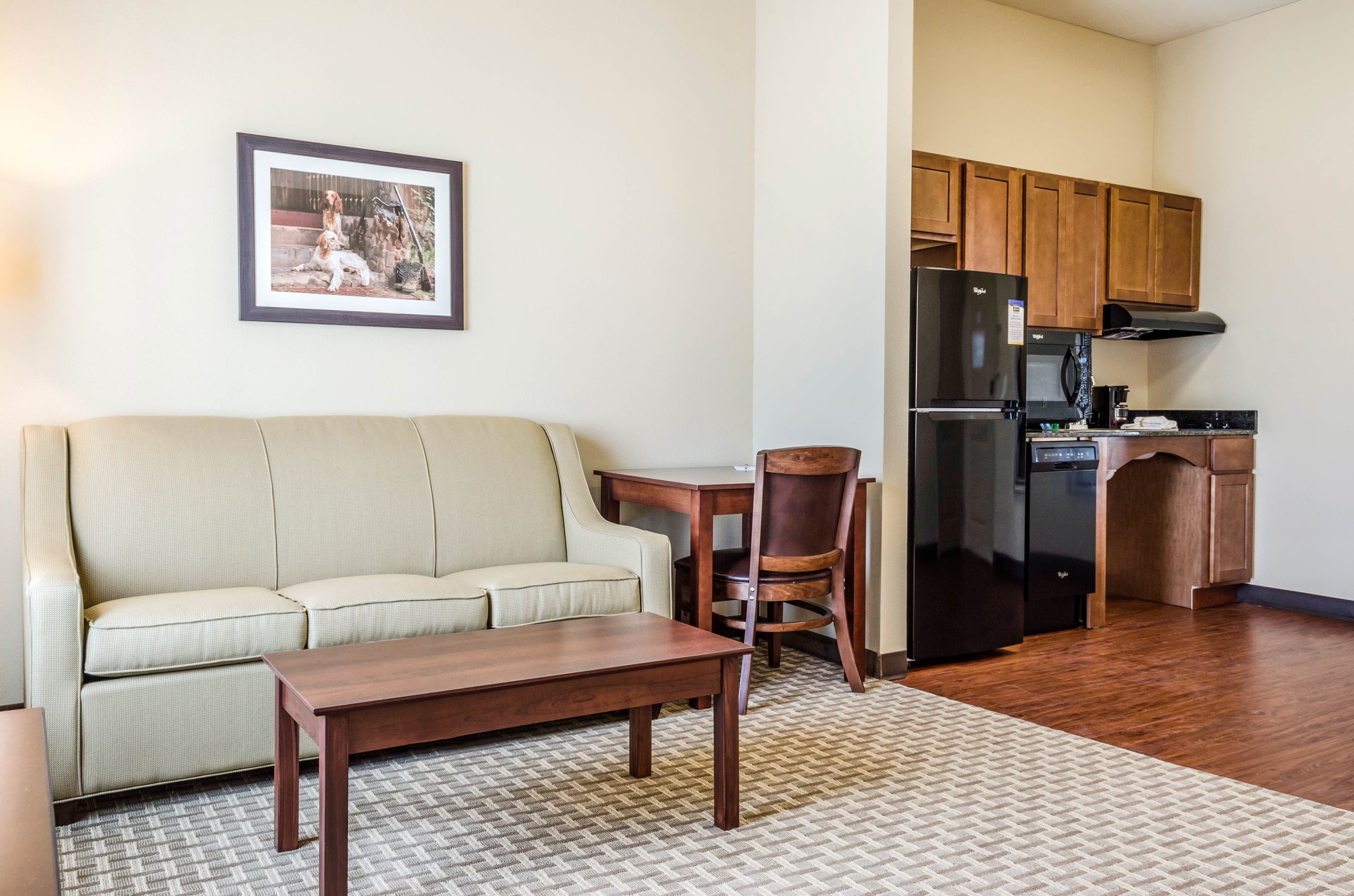 MainStay Suites Hackberry Sportsman's Lodge - Image 3