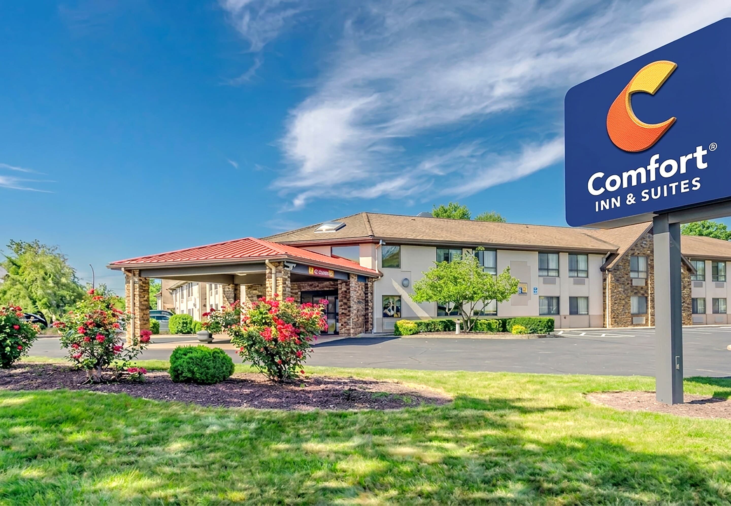 Comfort Inn & Suites West Springfield - Image 1