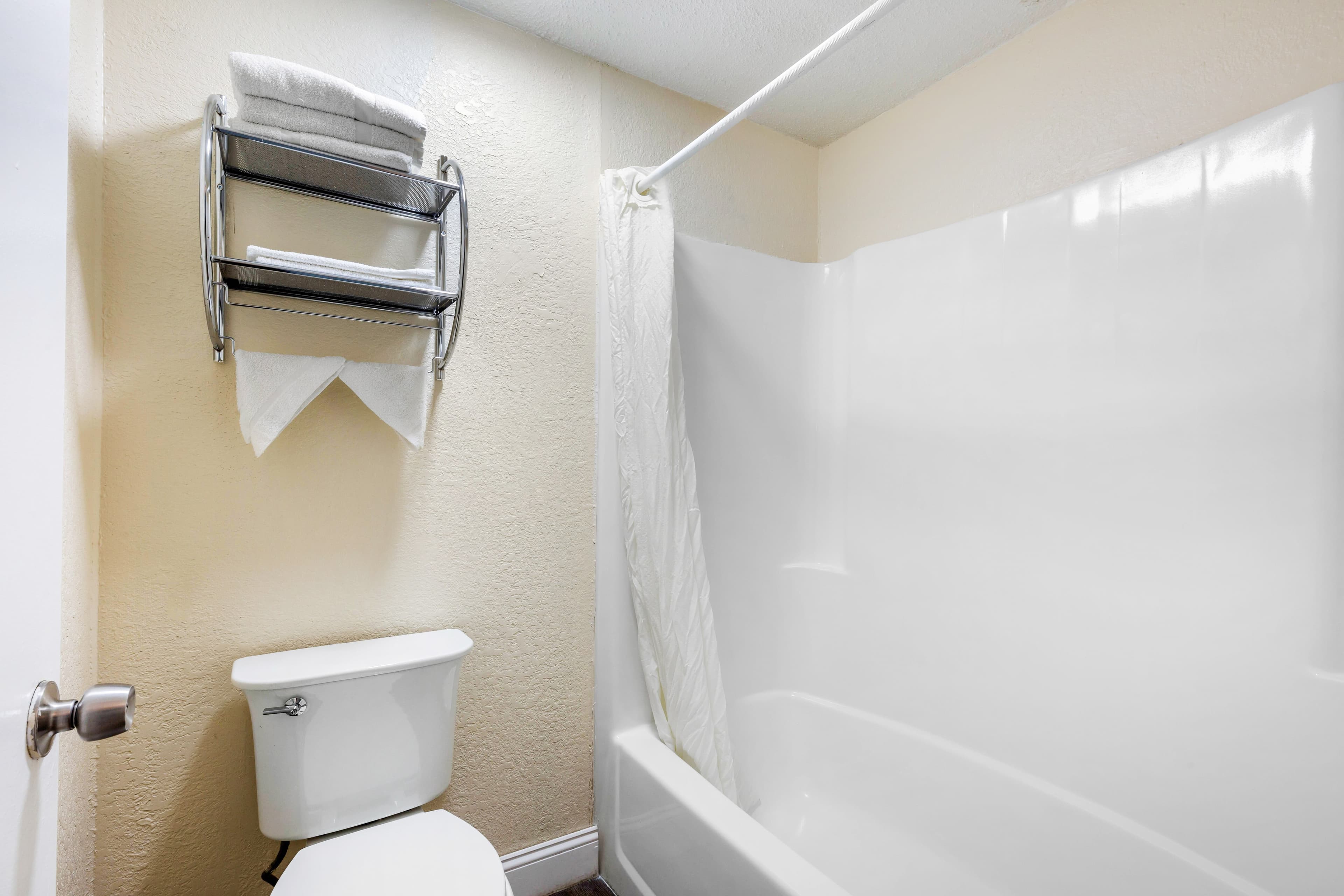 Econo Lodge West Yarmouth on Cape Cod — 6