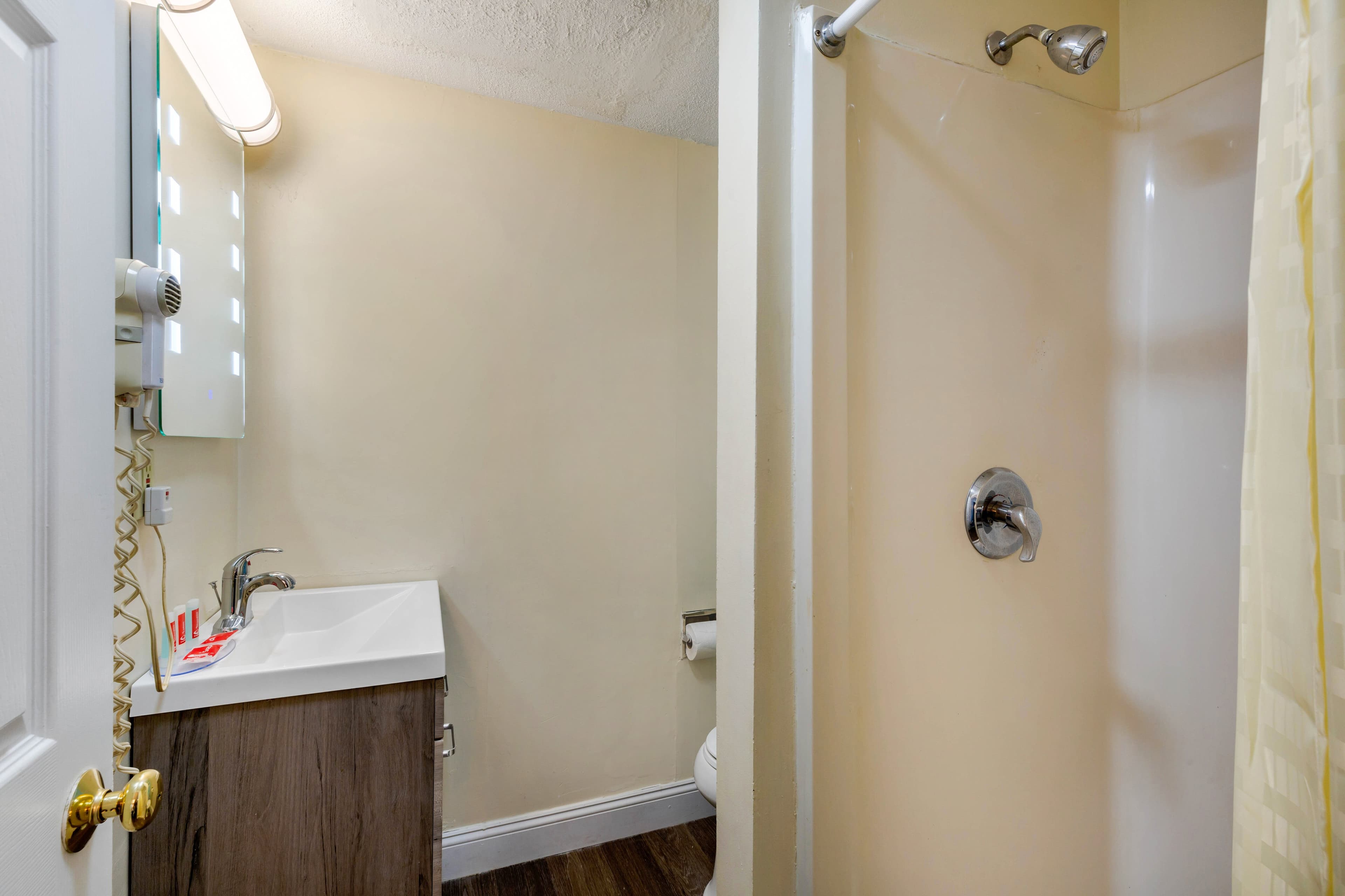 Econo Lodge West Yarmouth on Cape Cod — 16