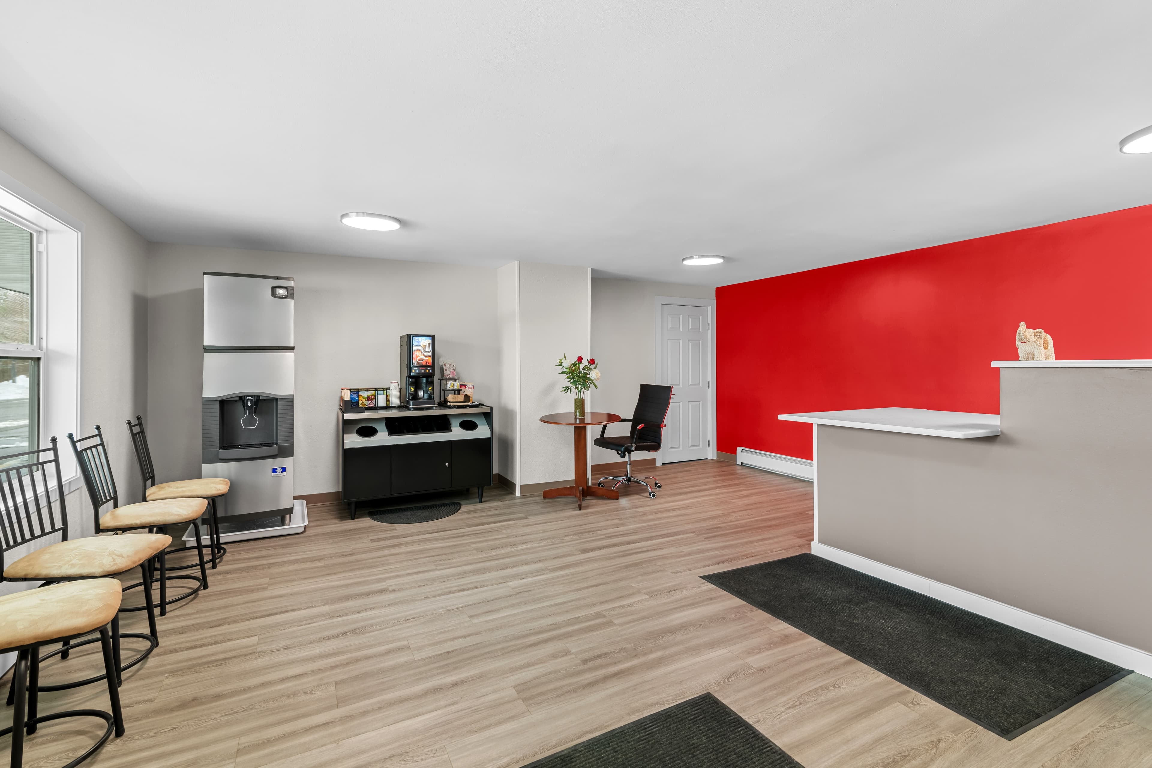 Econo Lodge - Image 1
