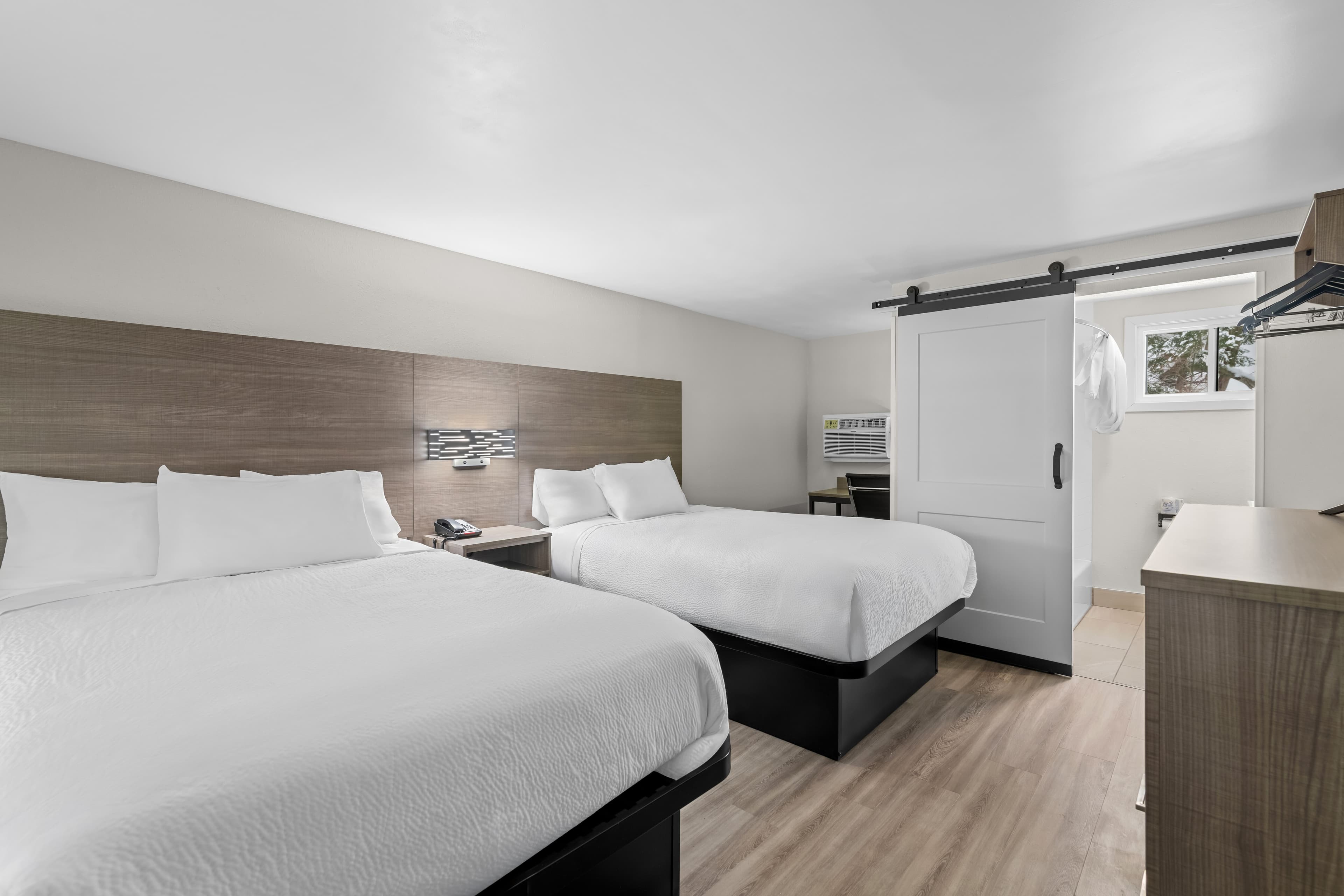 Econo Lodge - Image 2