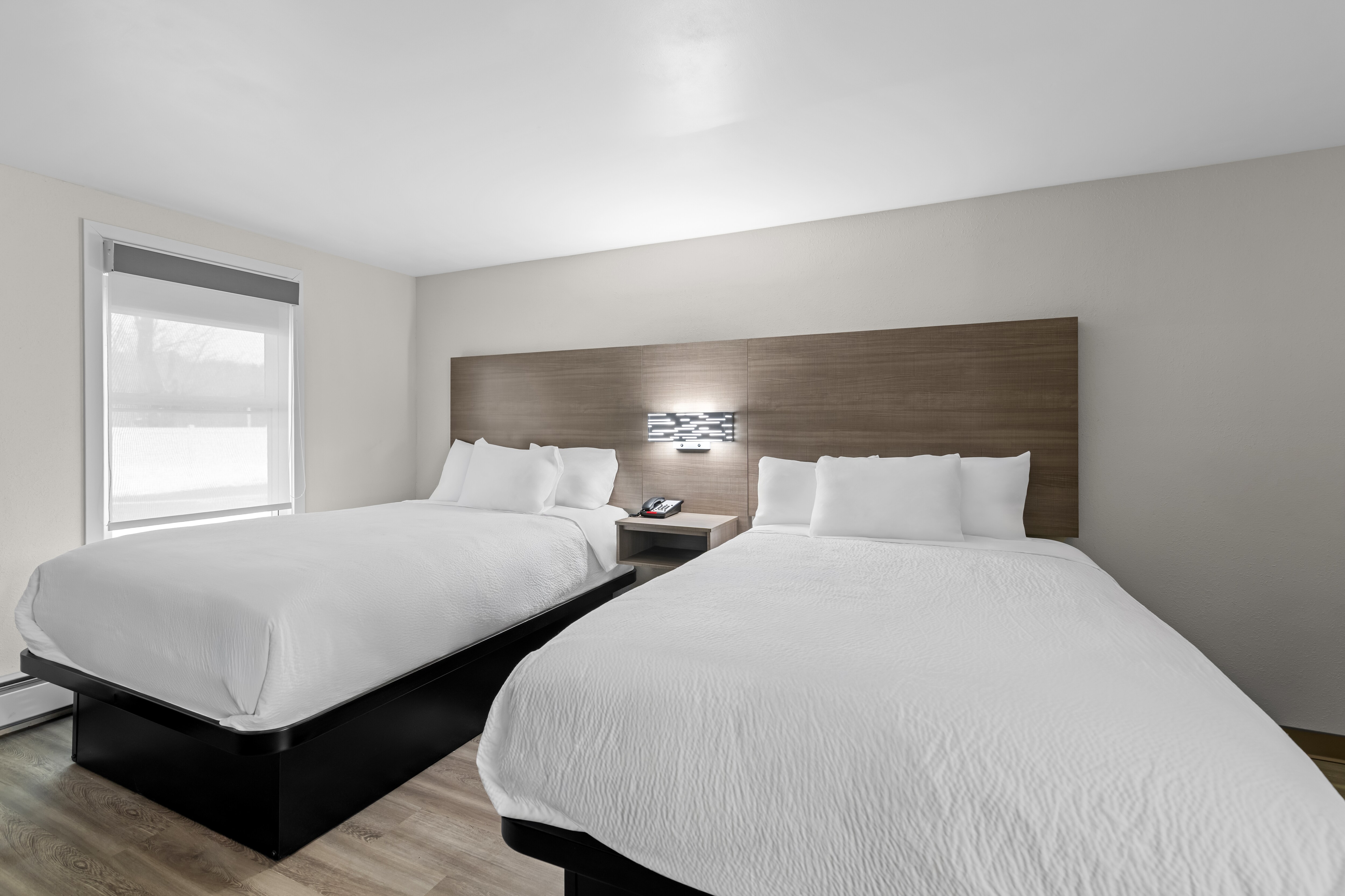 Econo Lodge - Image 3