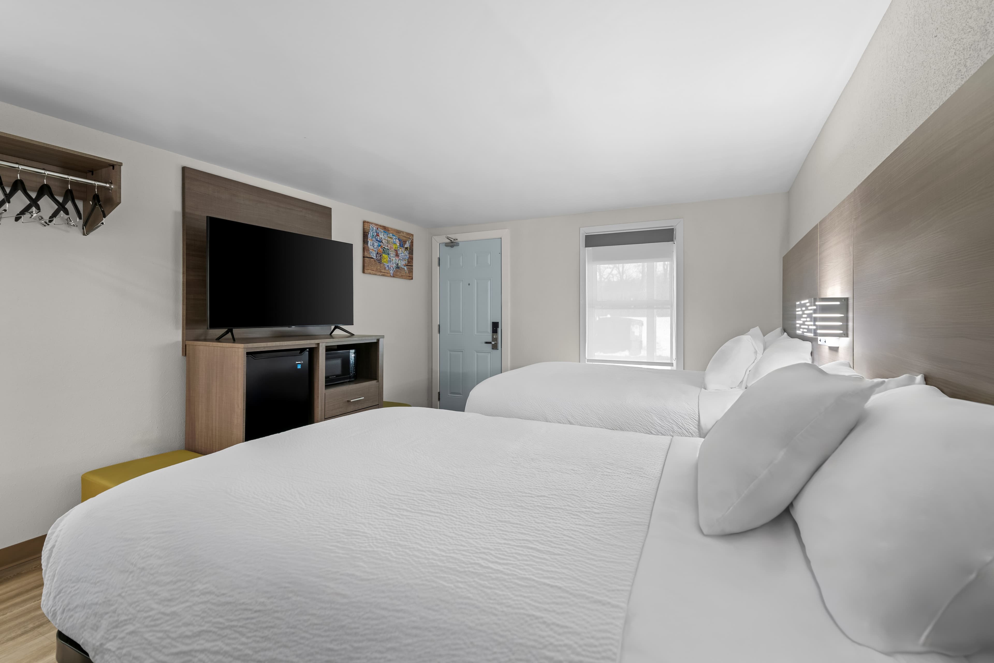 Econo Lodge - Image 4