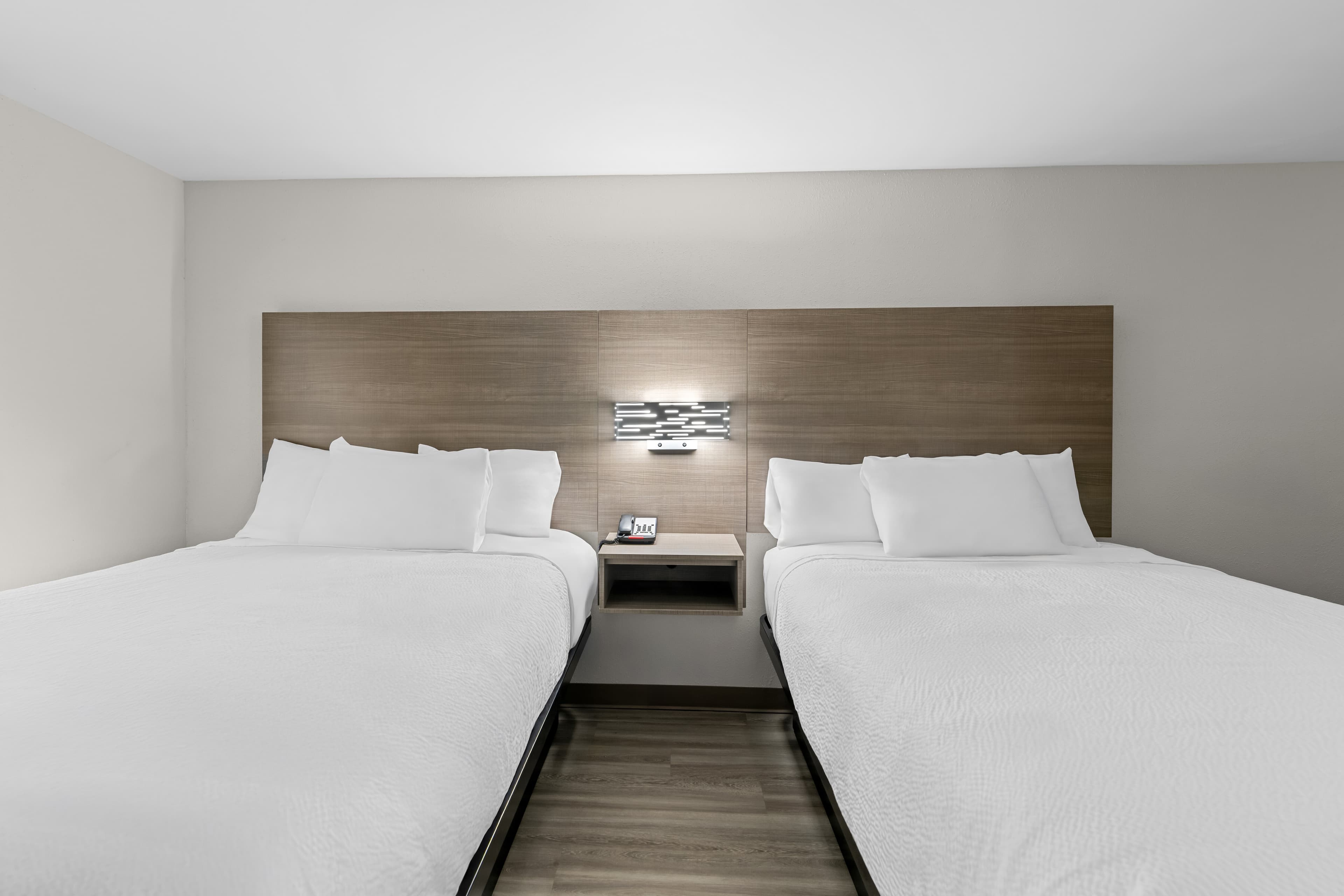 Econo Lodge - Image 5