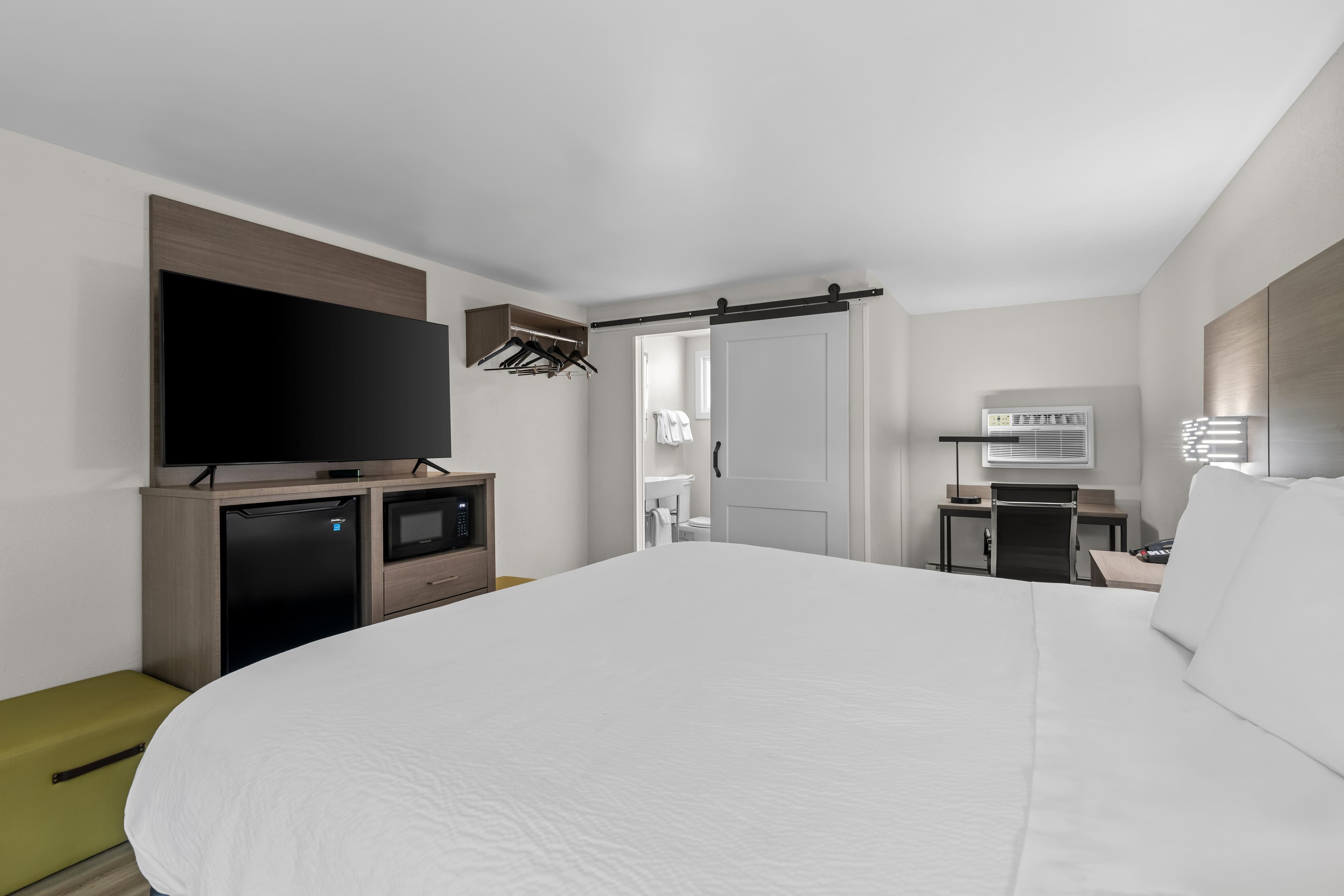 Econo Lodge — 10