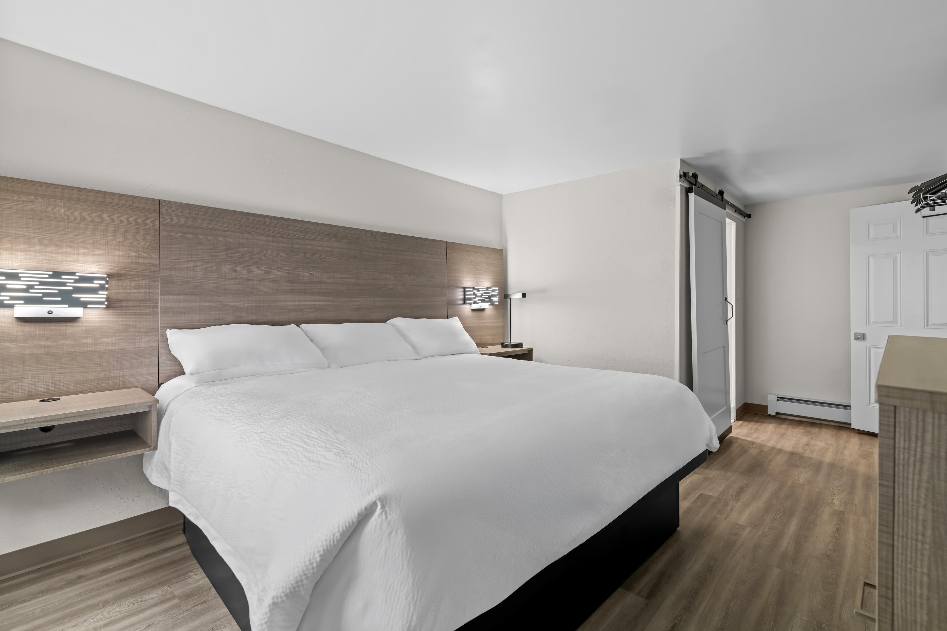 Econo Lodge — 26