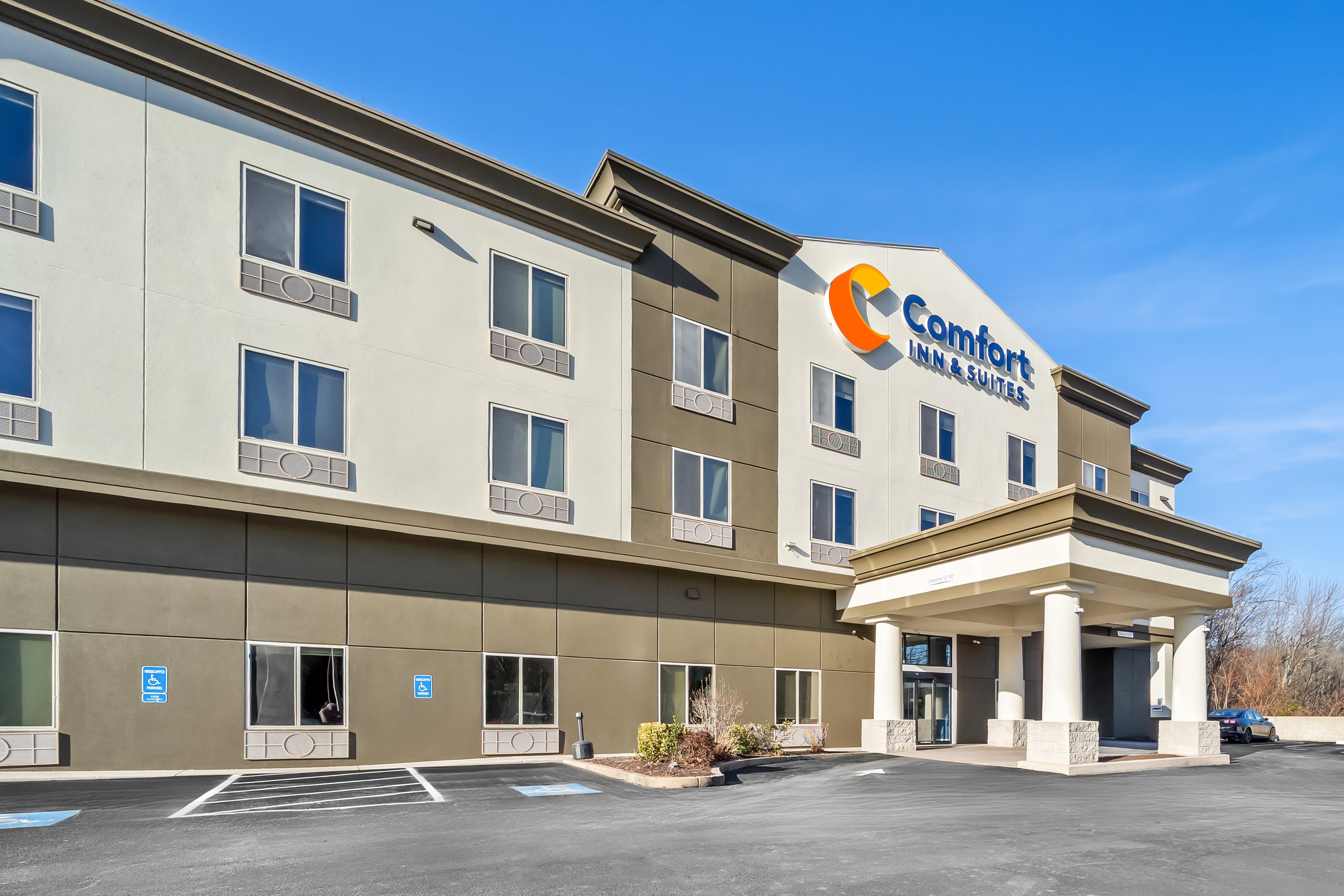 Comfort Inn & Suites Plainville-Foxboro - Image 1