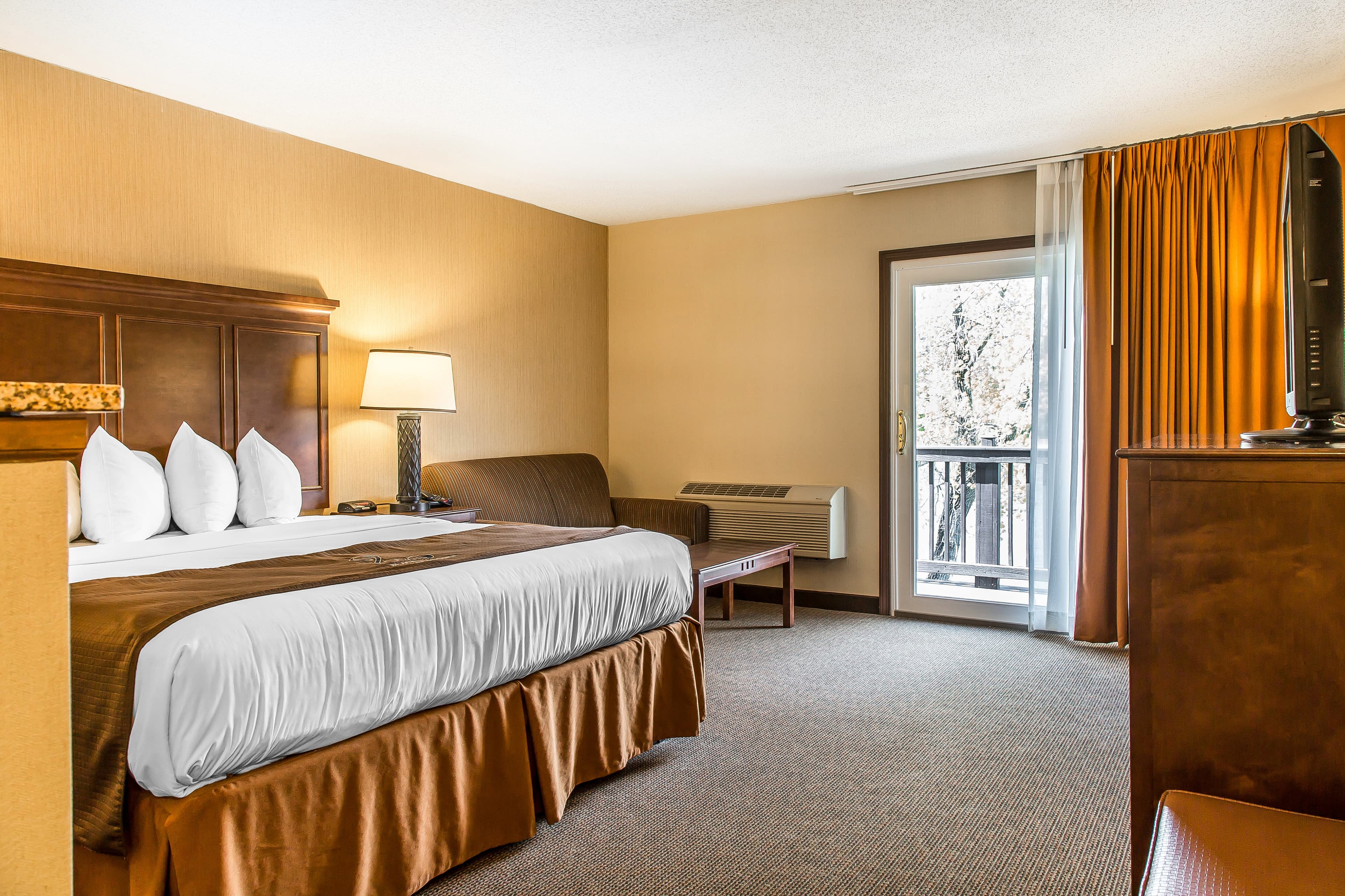 The Black Swan Lee - Lenox, an Ascend Collection Hotel - Image 2