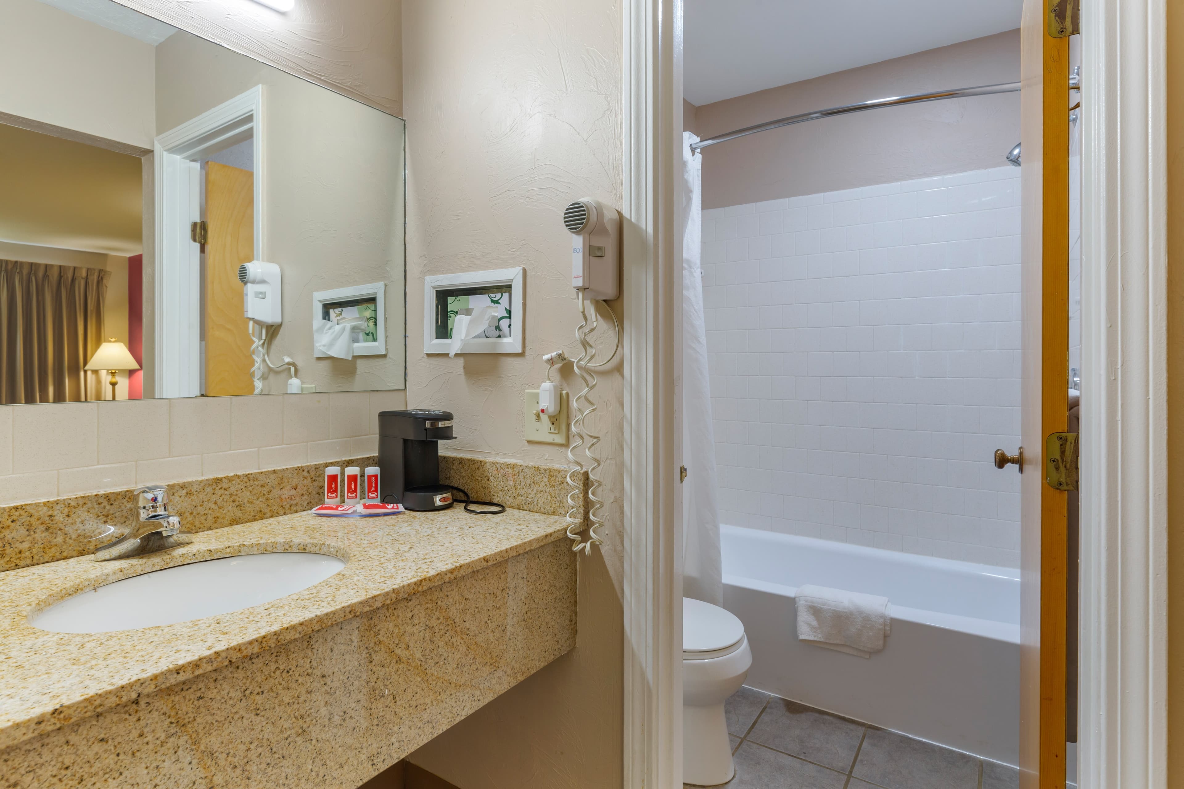 Econo Lodge Sturbridge Route 20 — 6