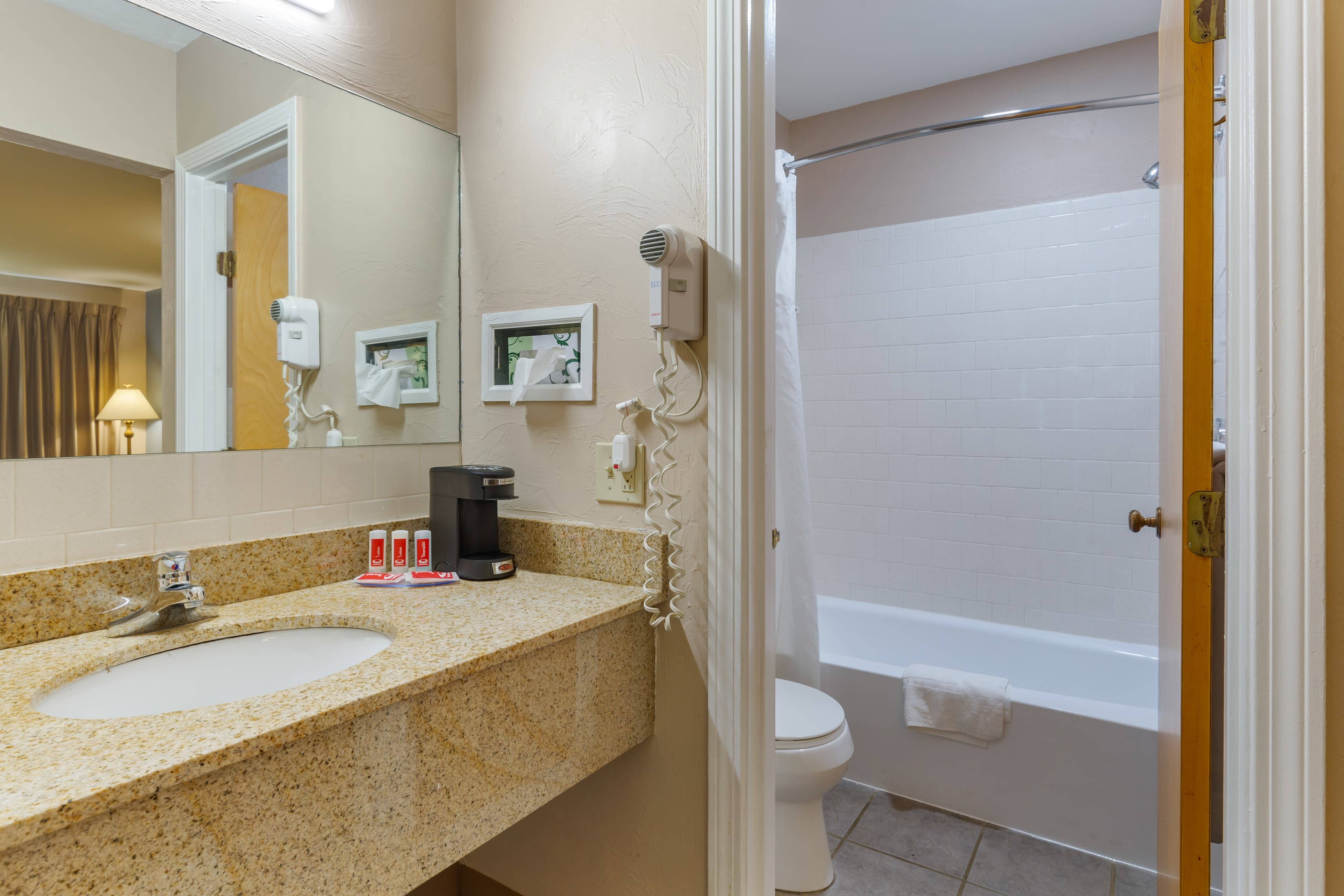 Econo Lodge Sturbridge Route 20 — 17