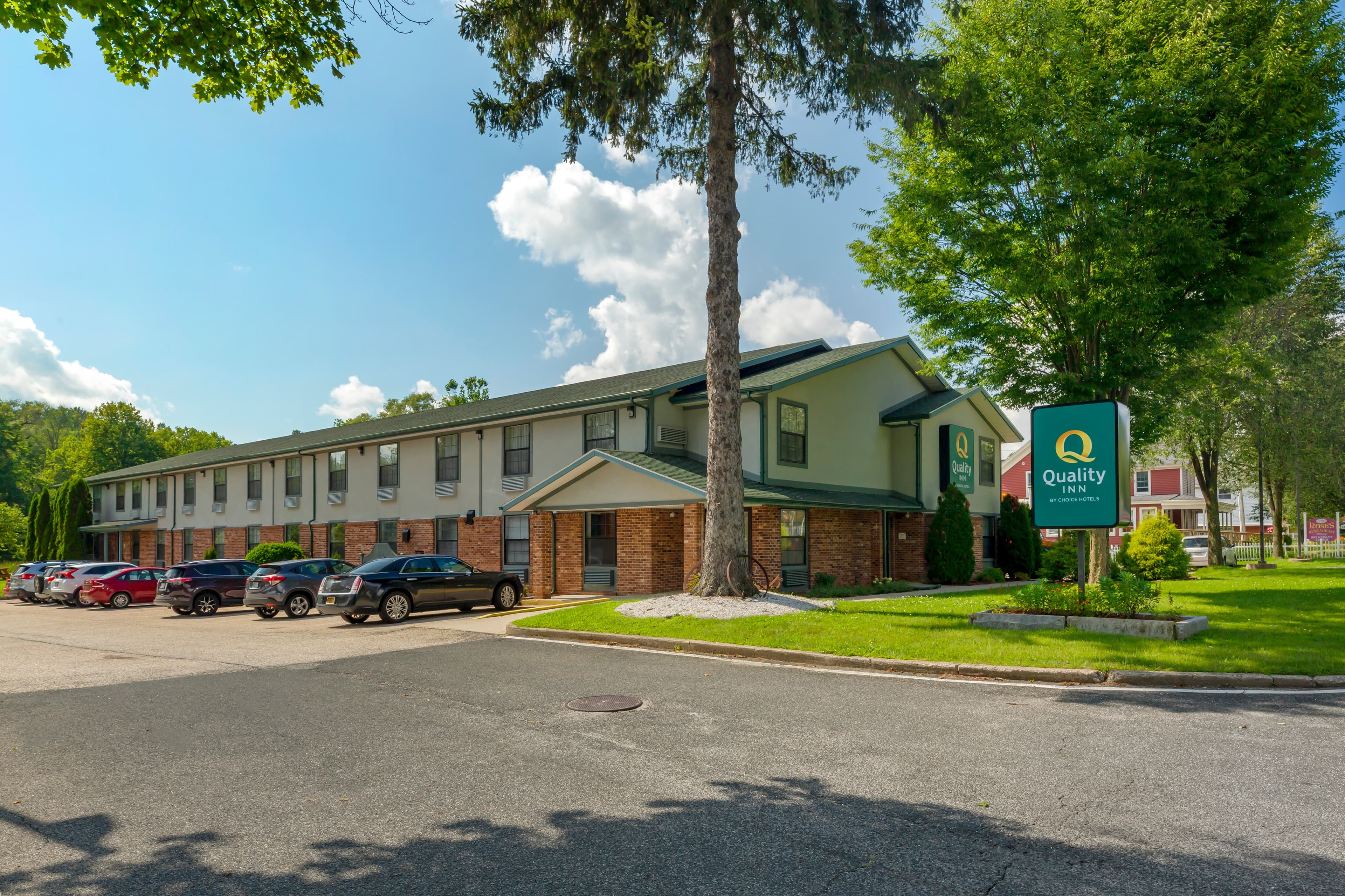 Quality Inn Lee - Lenox South - Image 1