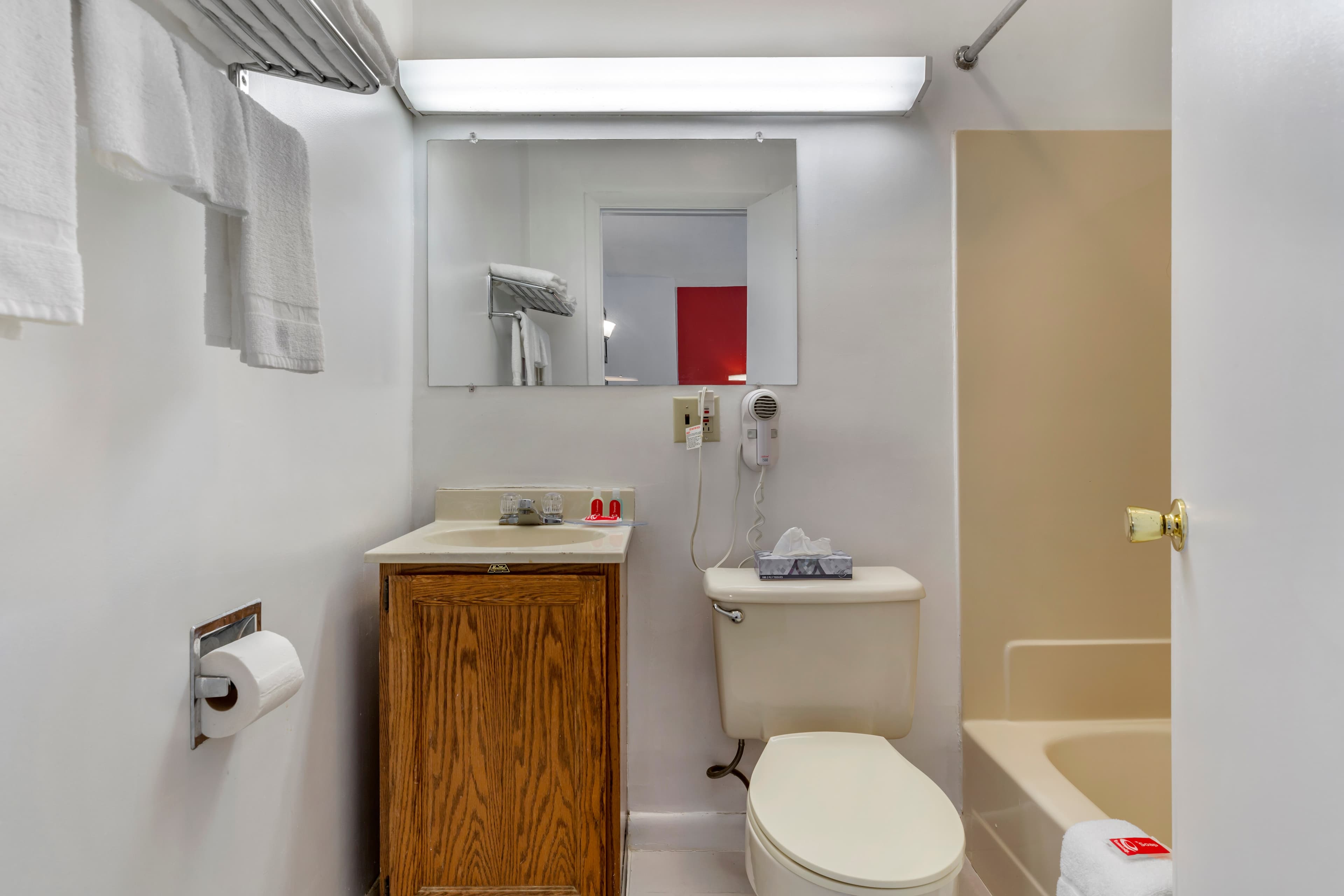 Econo Lodge Lee - Great Barrington — 17