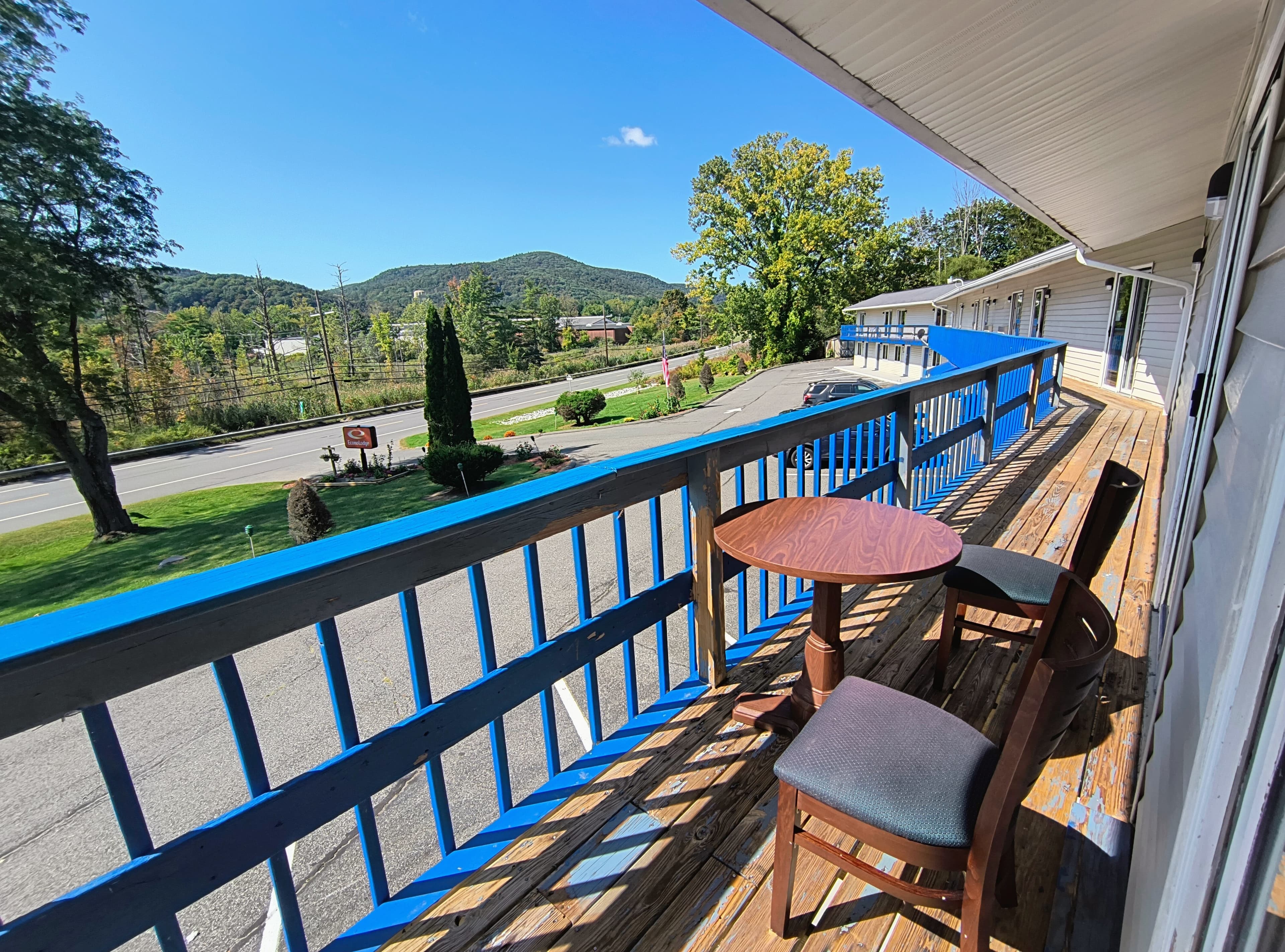 Econo Lodge Lee - Great Barrington - Image 1