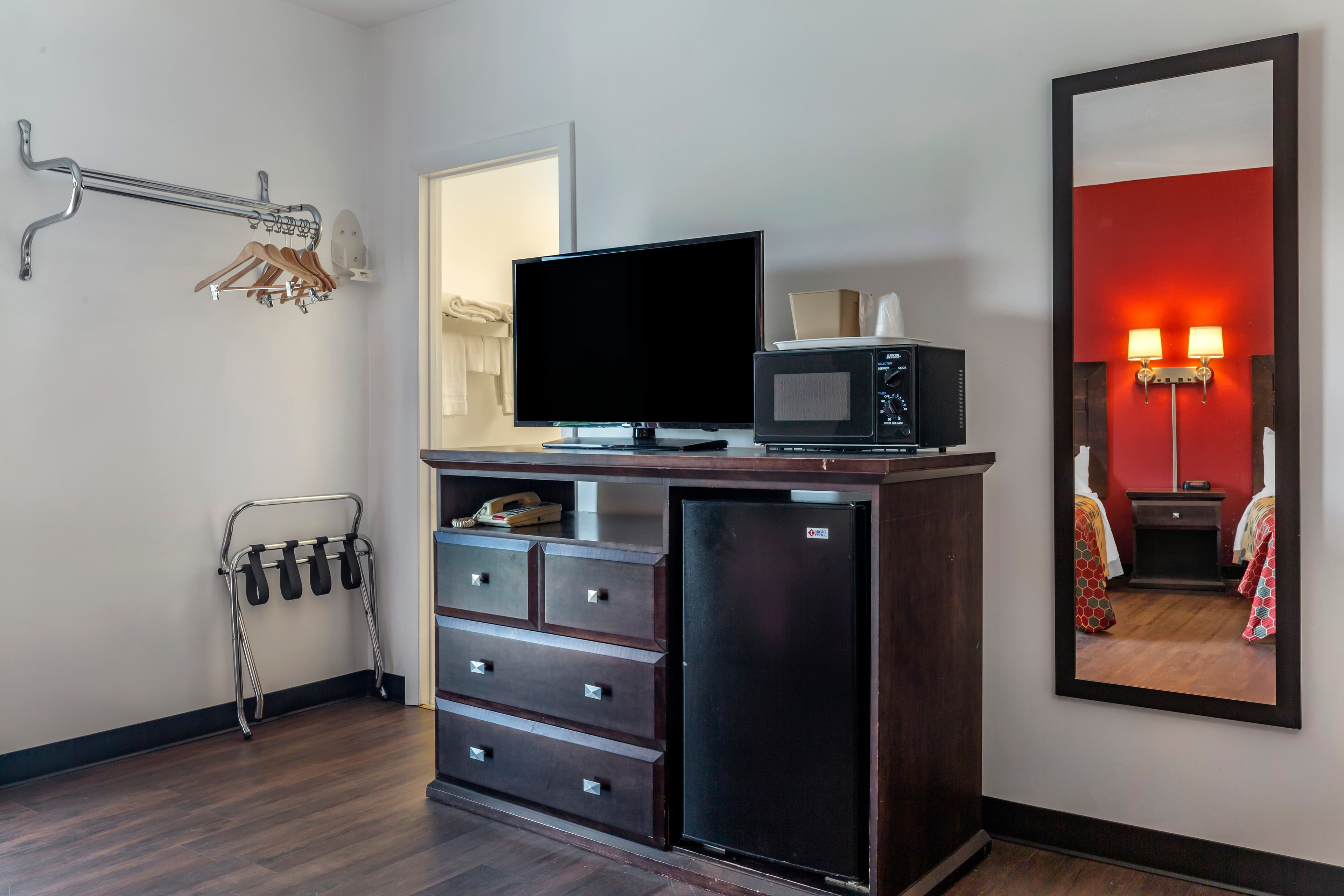 Econo Lodge Lee - Great Barrington - Image 3