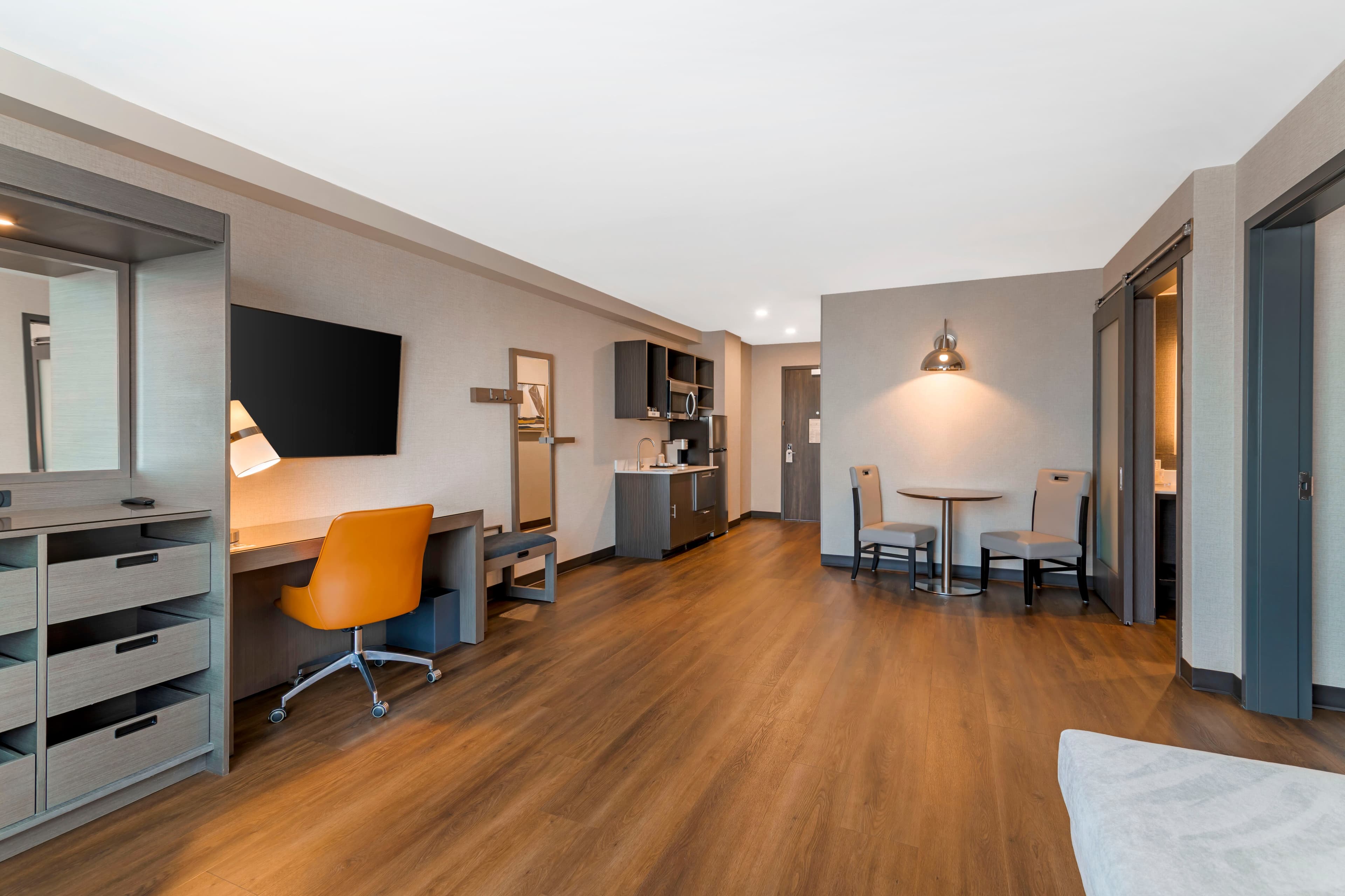 Cambria Hotel & Suites Plymouth — 8