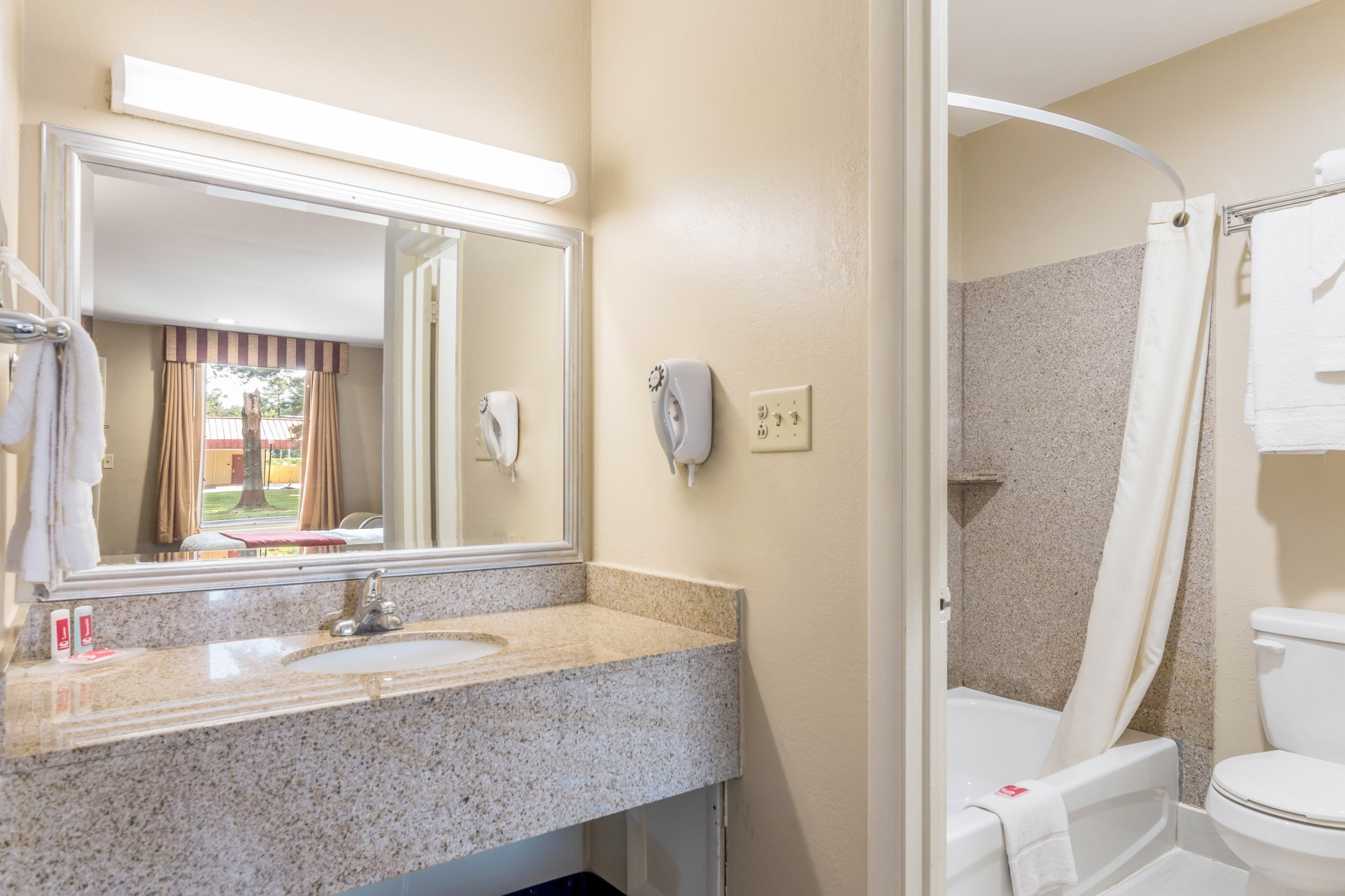 Econo Lodge Pocomoke City Hwy 13 — 6