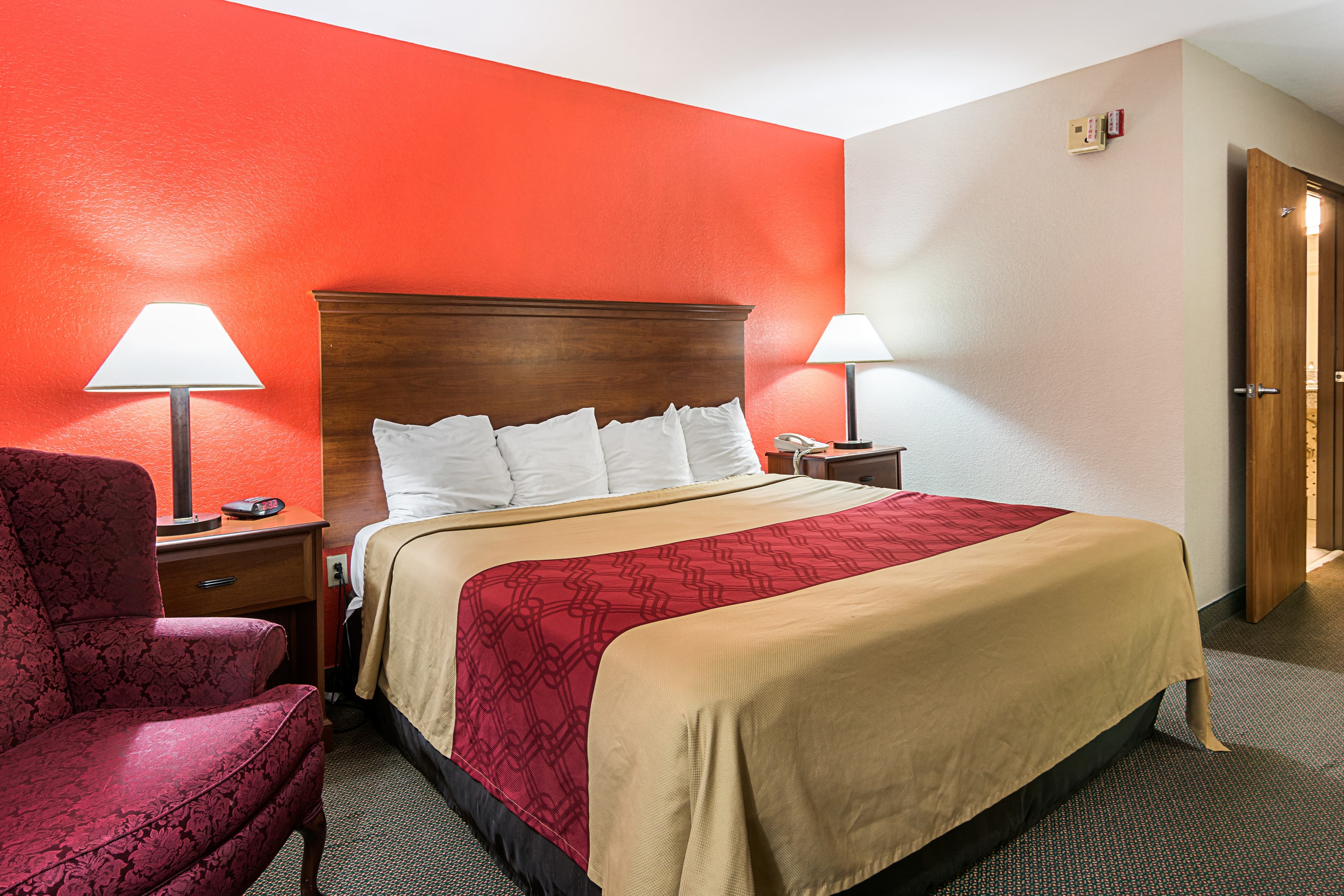 Econo Lodge Andrews AFB — 9