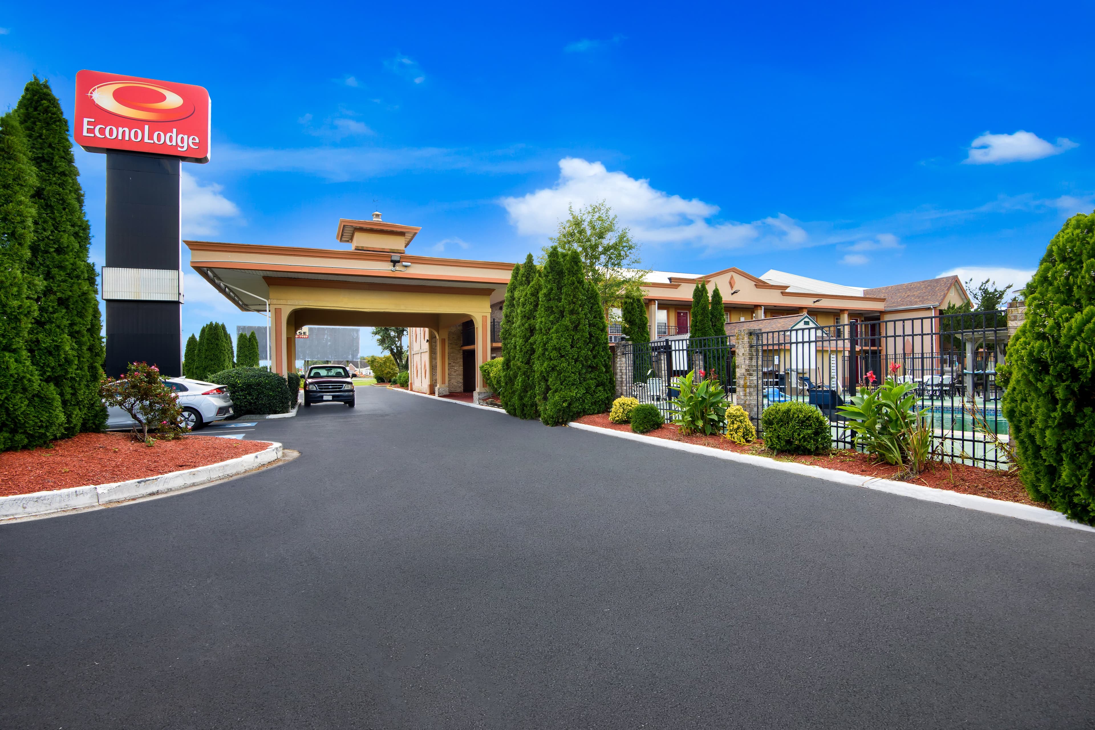 Econo Lodge Princess Anne - Image 1