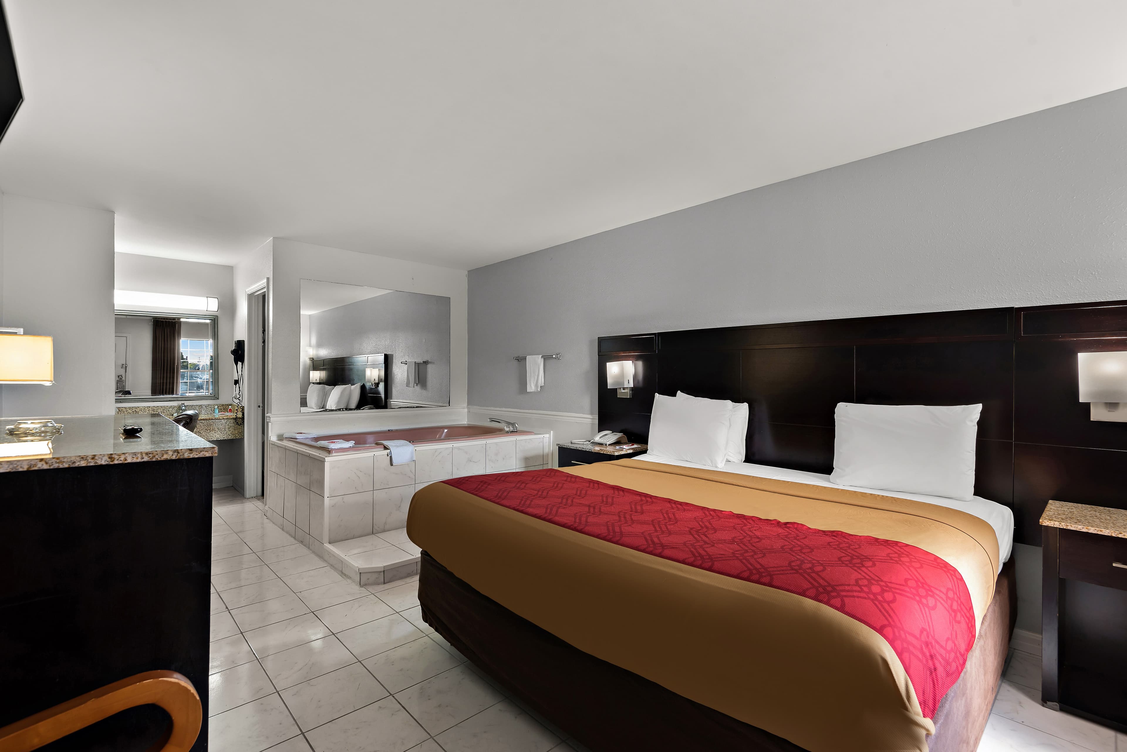 Econo Lodge Princess Anne - Image 3