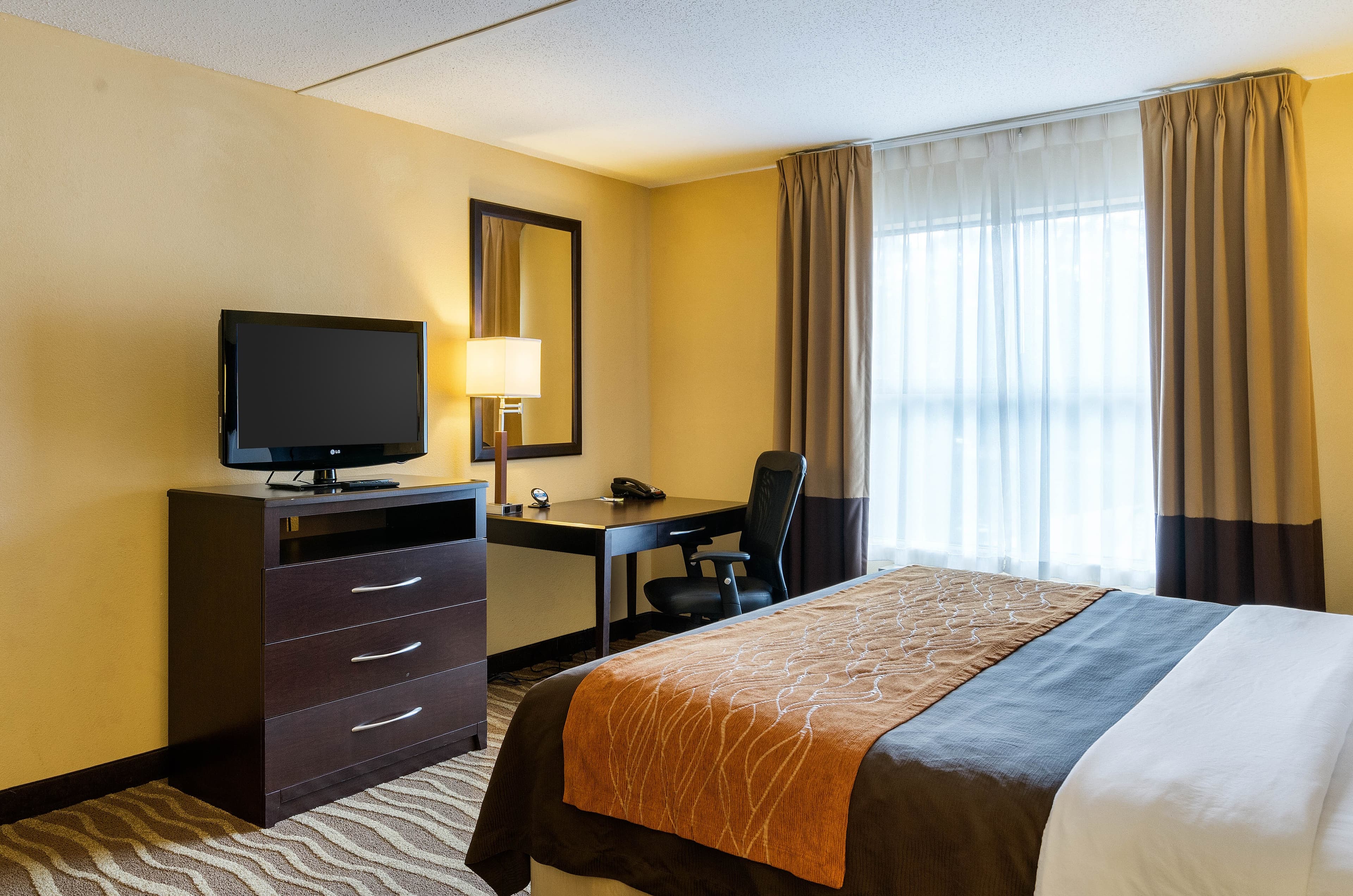 Comfort Inn & Suites Lexington Park near Pax River - Image 4