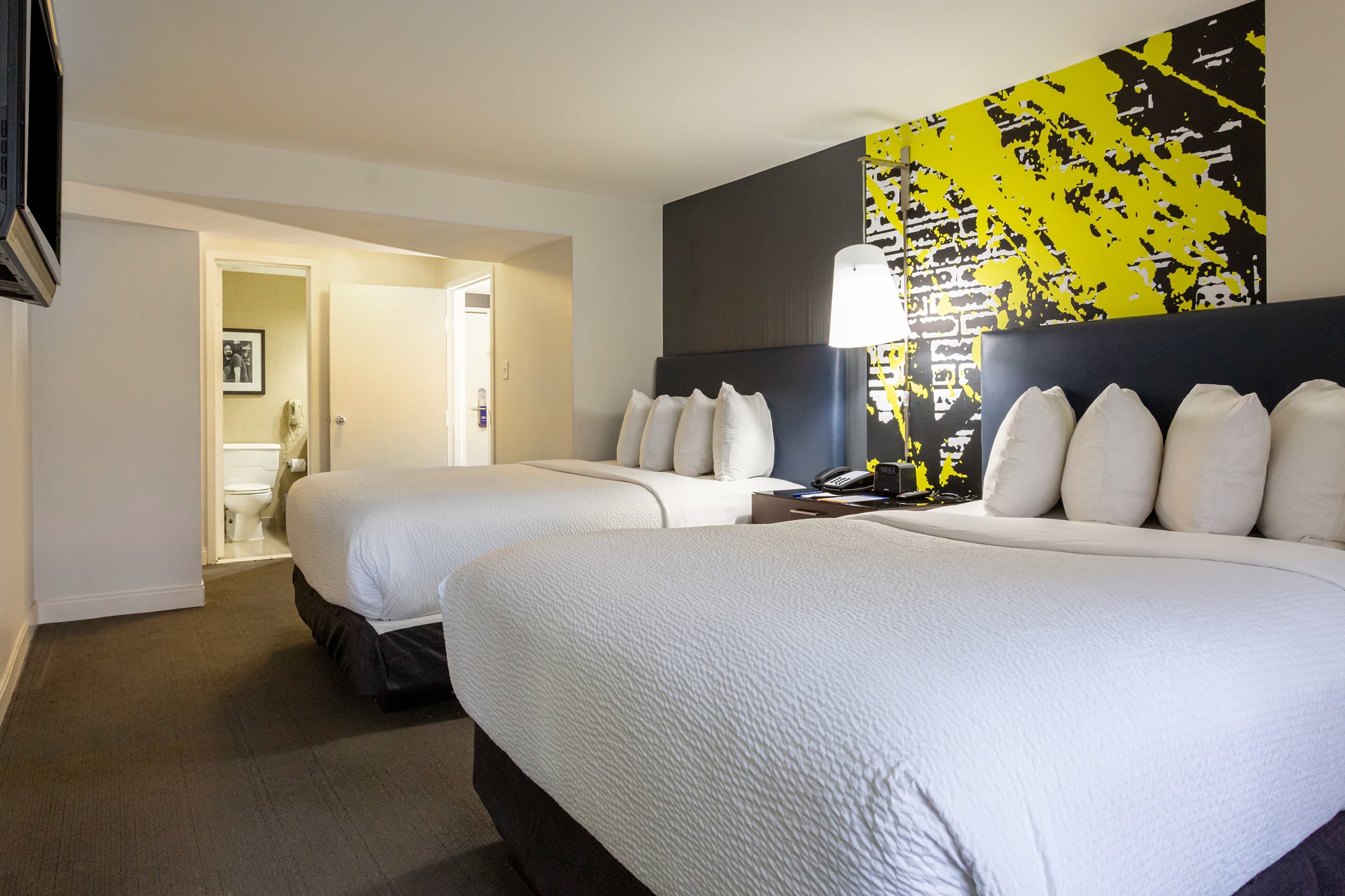 Comfort Inn & Suites Baltimore Inner Harbor - Image 1