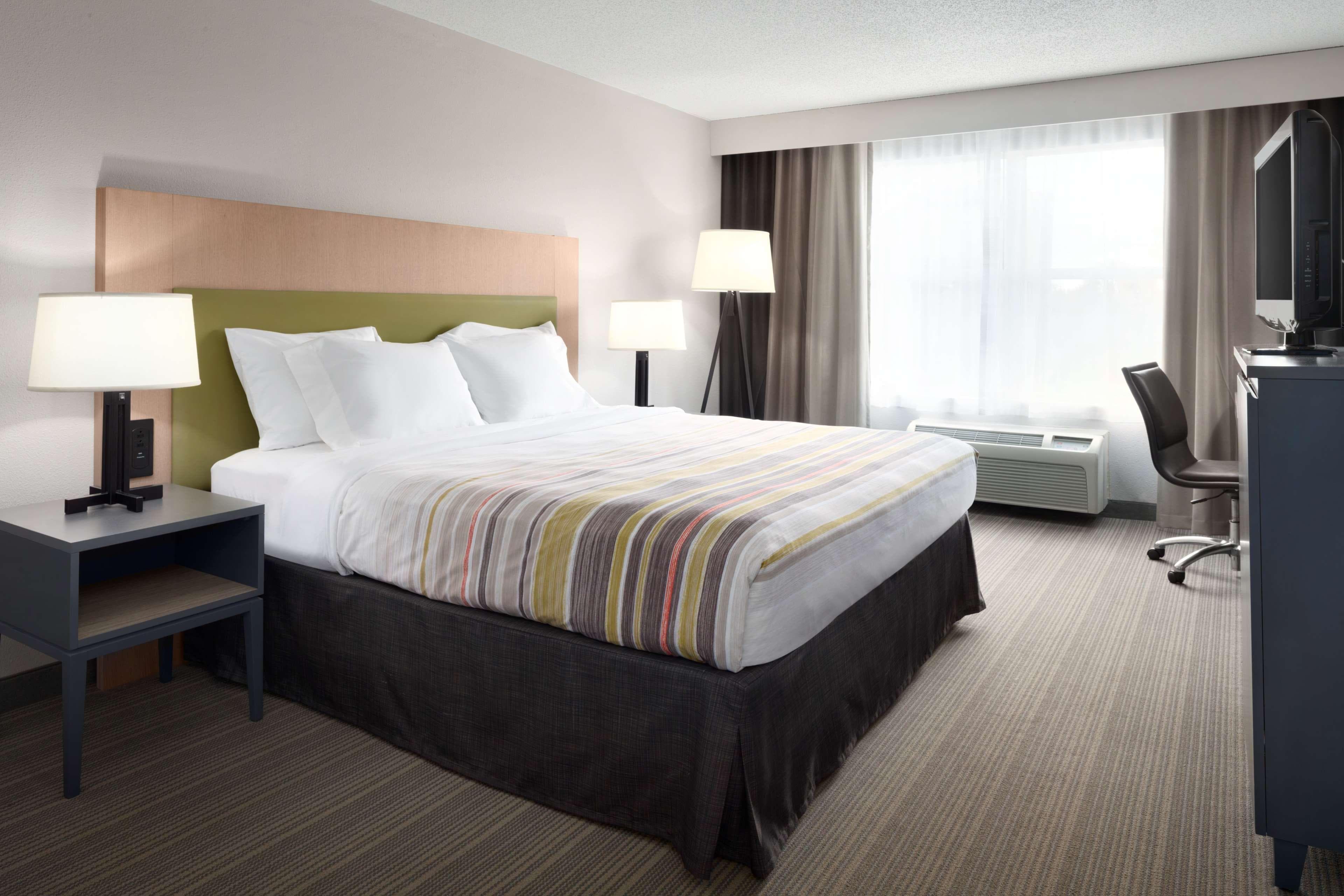 Country Inn & Suites by Radisson, Camp Springs (Andrews Air Force Base), MD - Image 2