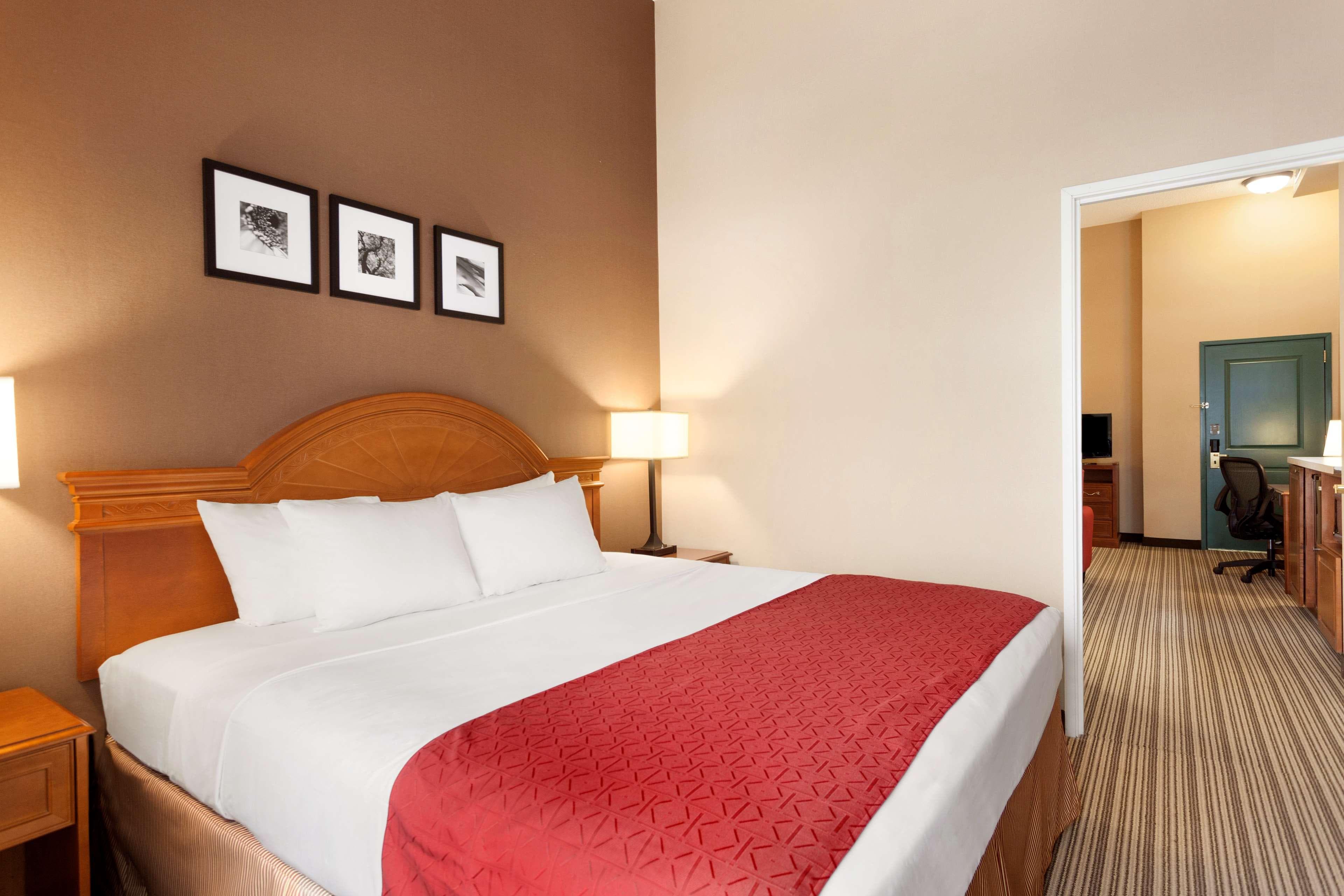 Country Inn & Suites by Radisson, Bel Air/Aberdeen, MD - Image 4
