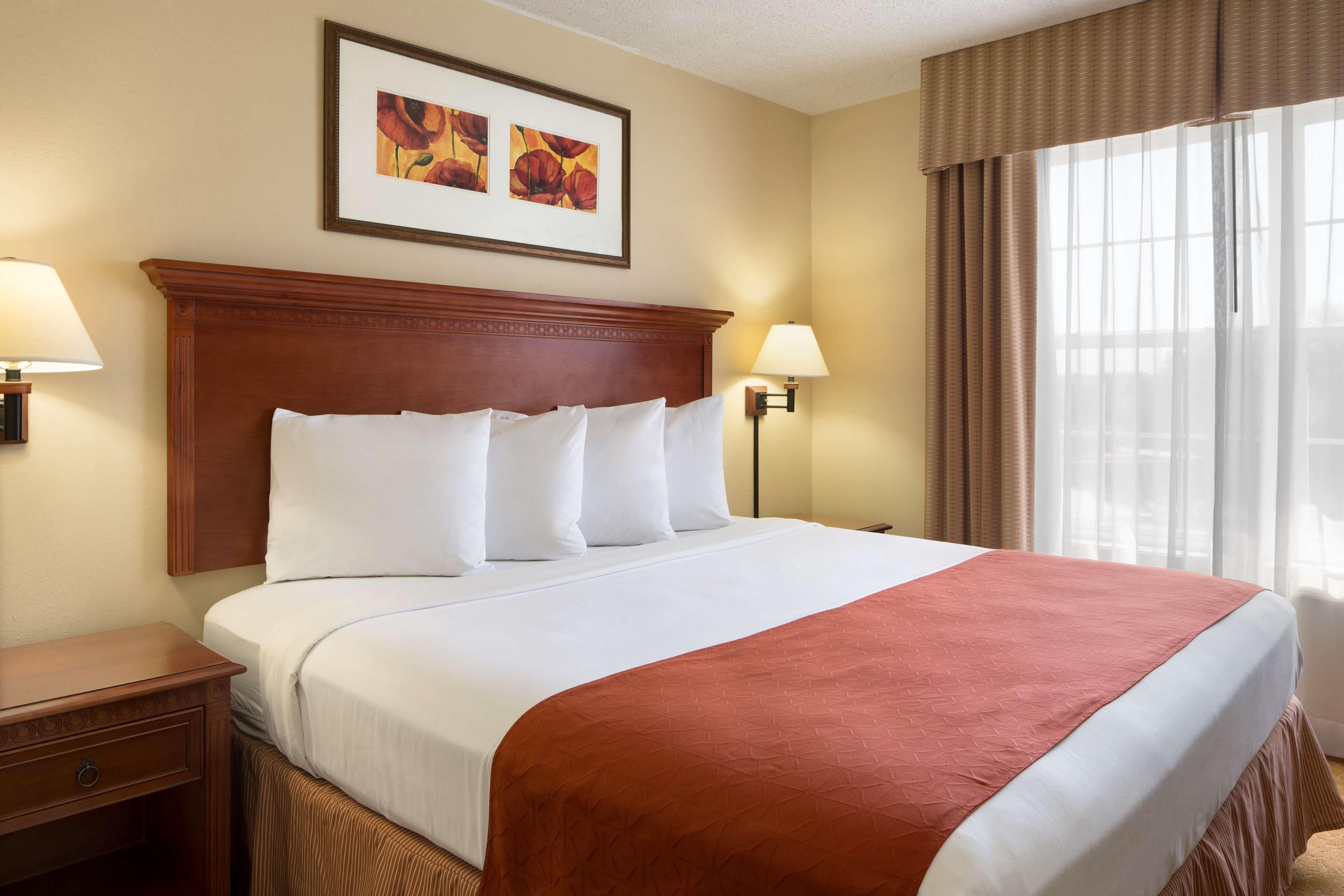 Country Inn & Suites by Radisson, Baltimore North/White Marsh - Image 3