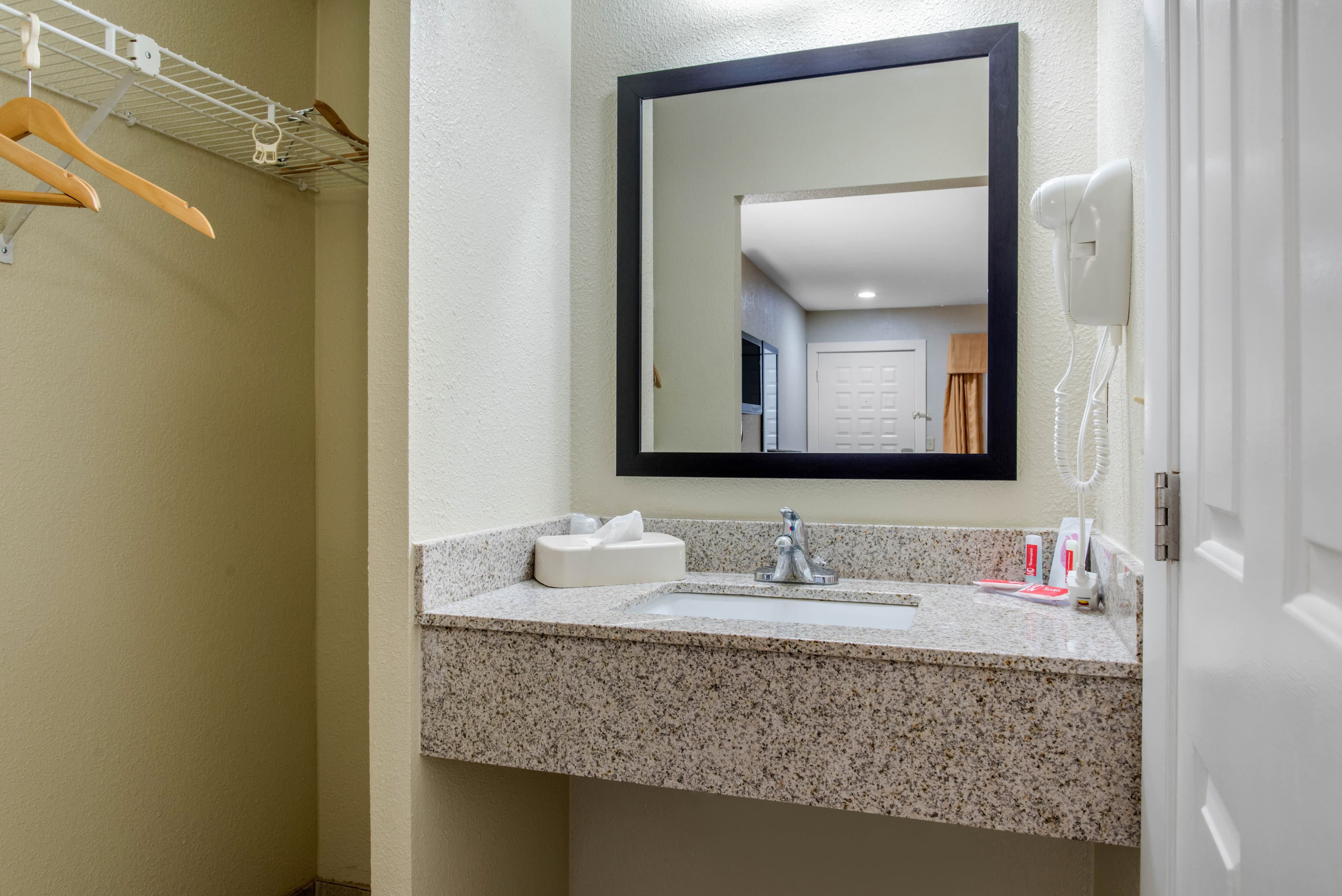 Econo Lodge Freeport - Brunswick Area — 10