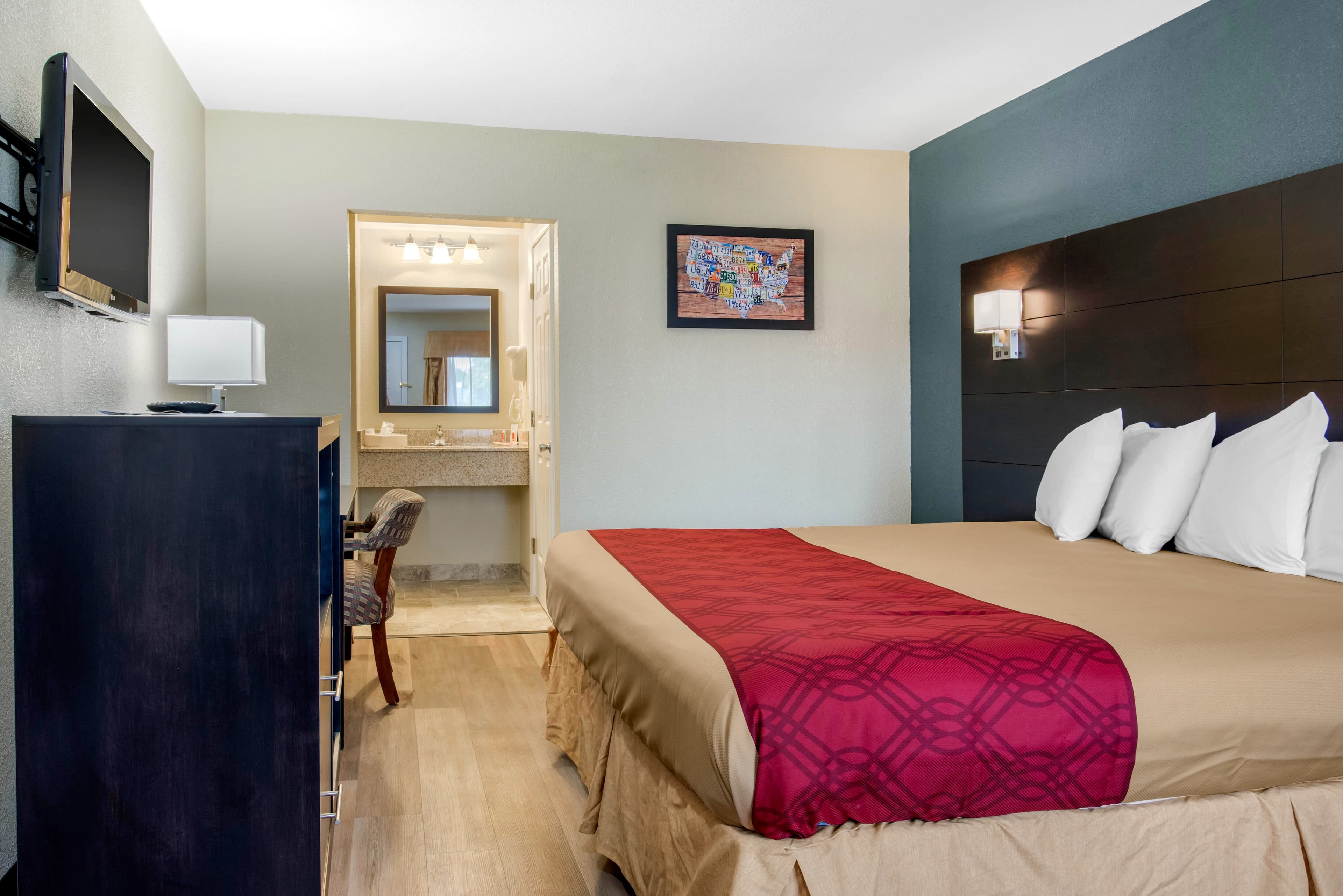 Econo Lodge Freeport - Brunswick Area — 11