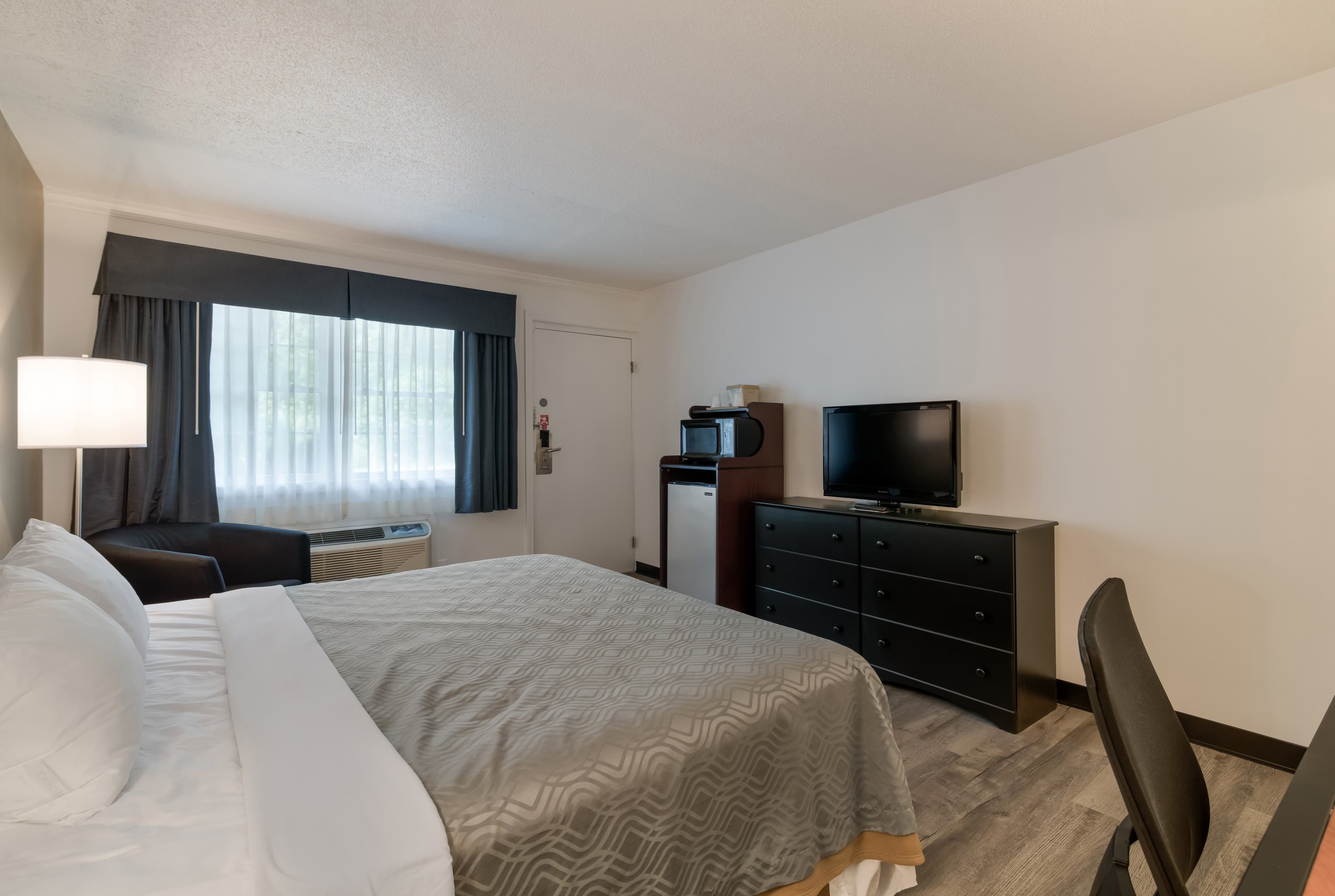 Econo Lodge Auburn I-95 - Image 4