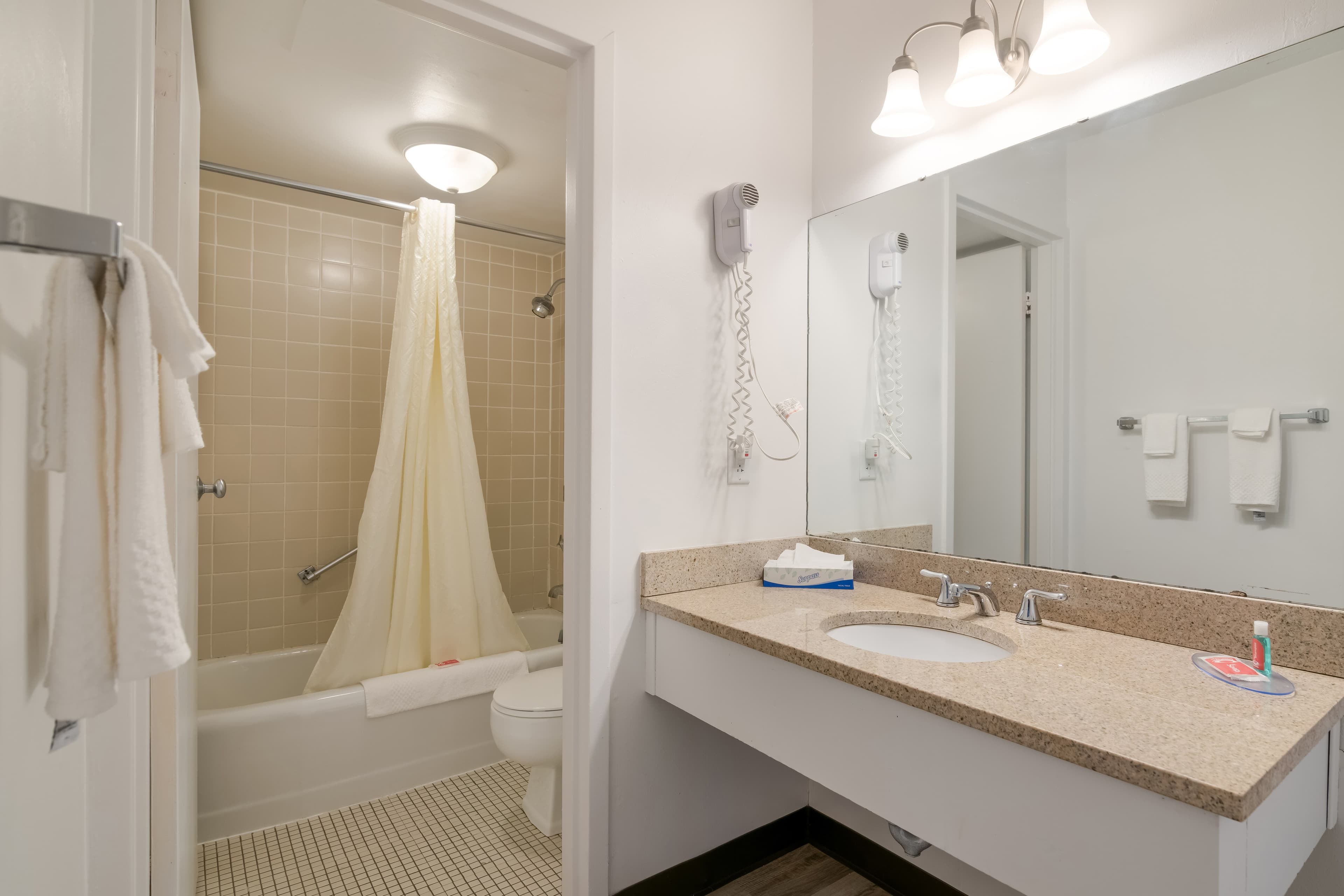 Econo Lodge Auburn I-95 — 9