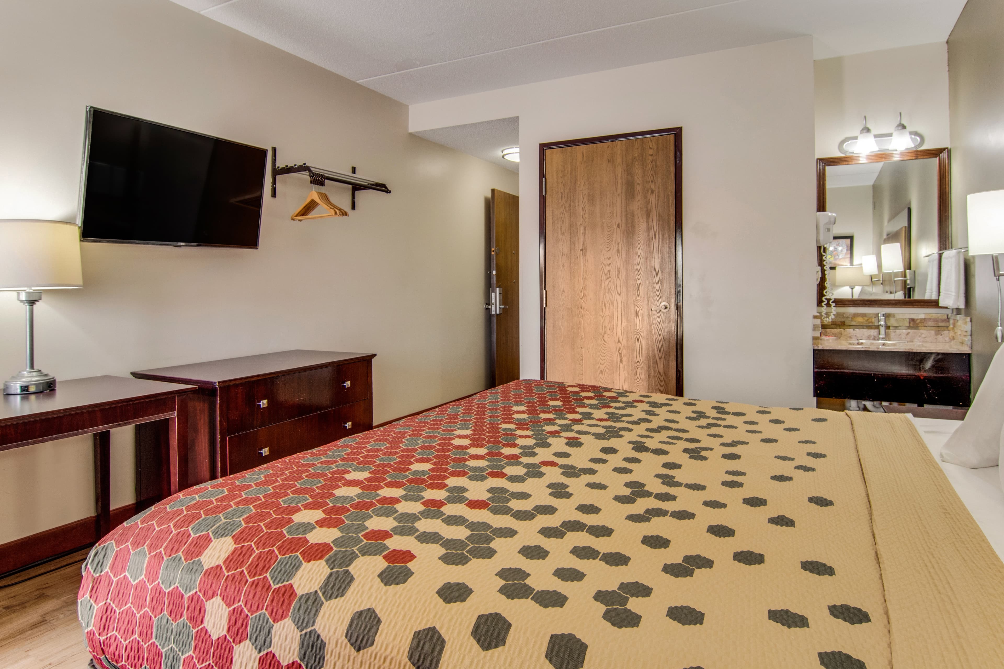 Econo Lodge Cadillac — 4